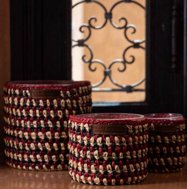 Raphia Lina Amber candle with hand-woven raffia exterior in natural, charcoal and red, amber scent