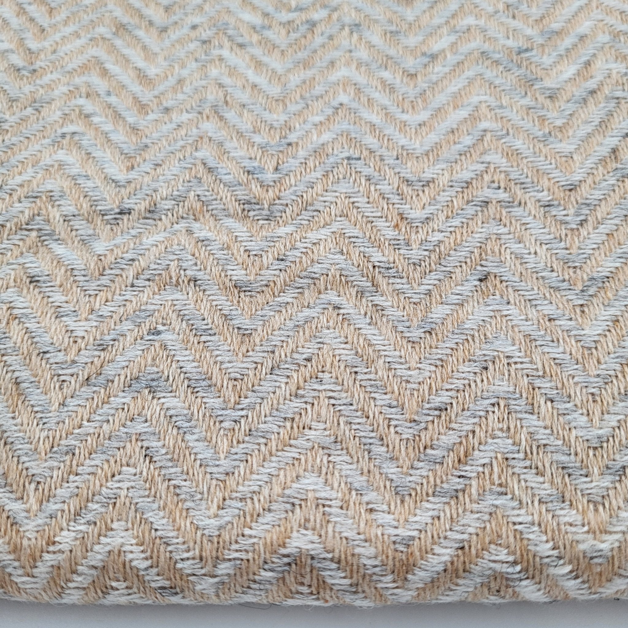 Cashmere herringbone shawl in cream, soft and lightweight, 70 x 200 cm
