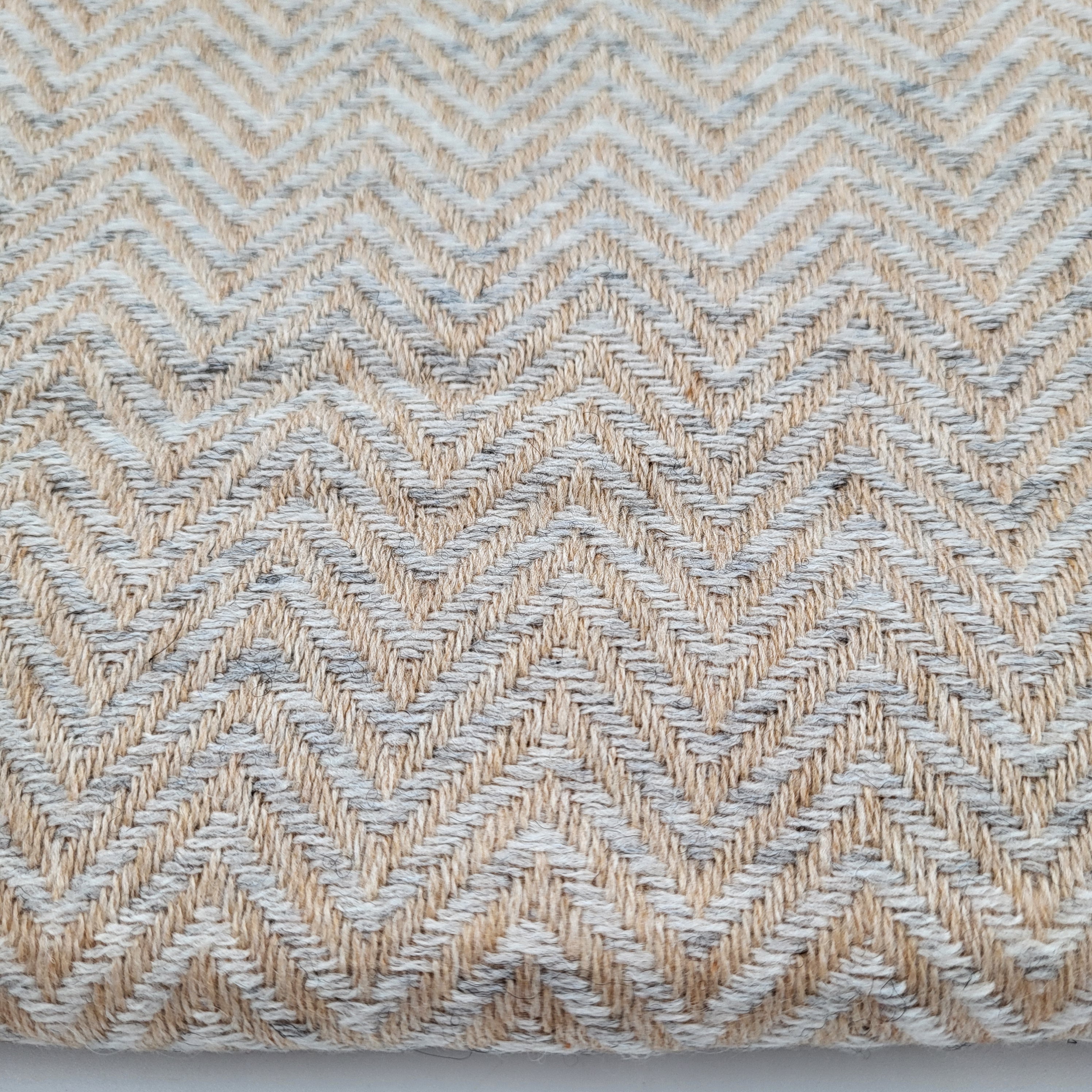 Cashmere herringbone shawl in cream, soft and lightweight, 70 x 200 cm
