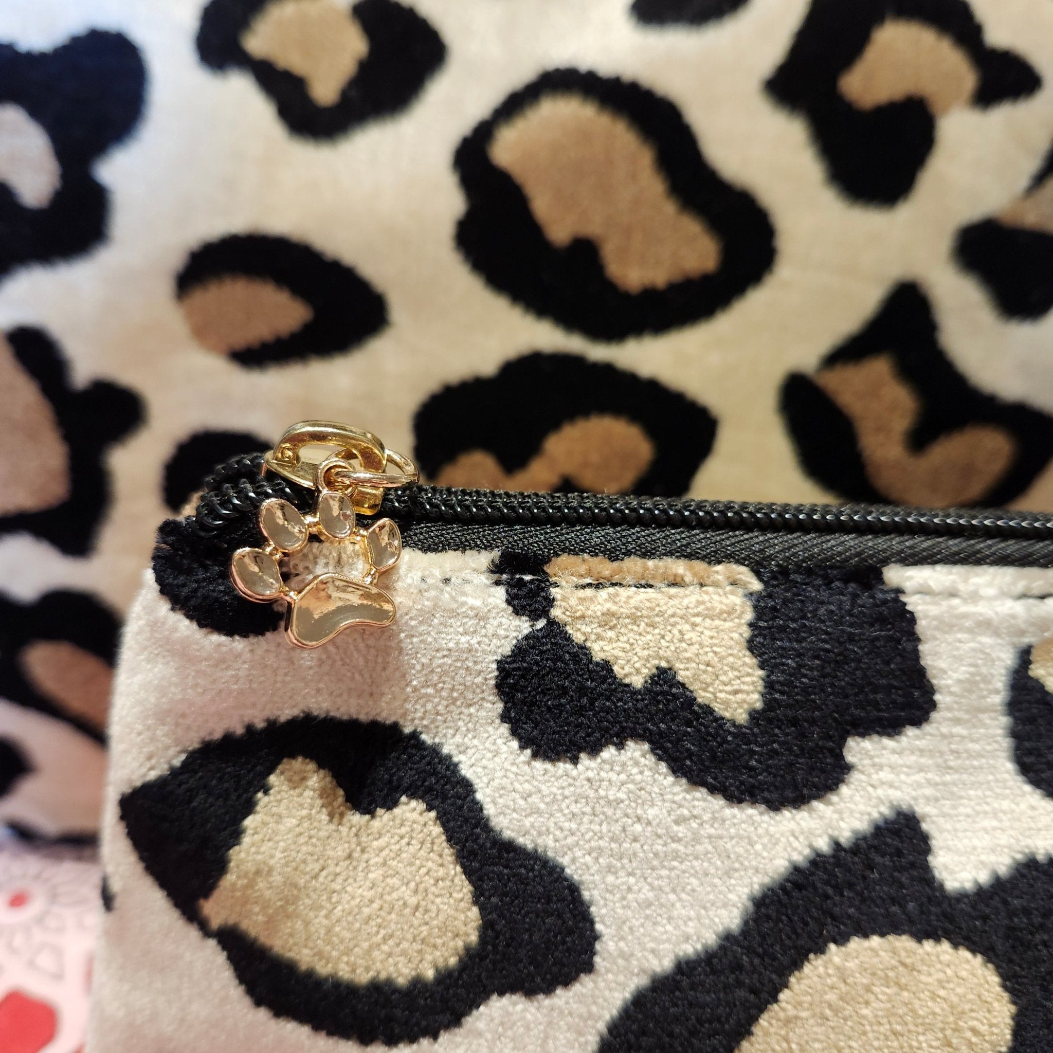 Leopard-print cosmetic bag with a paw charm zip