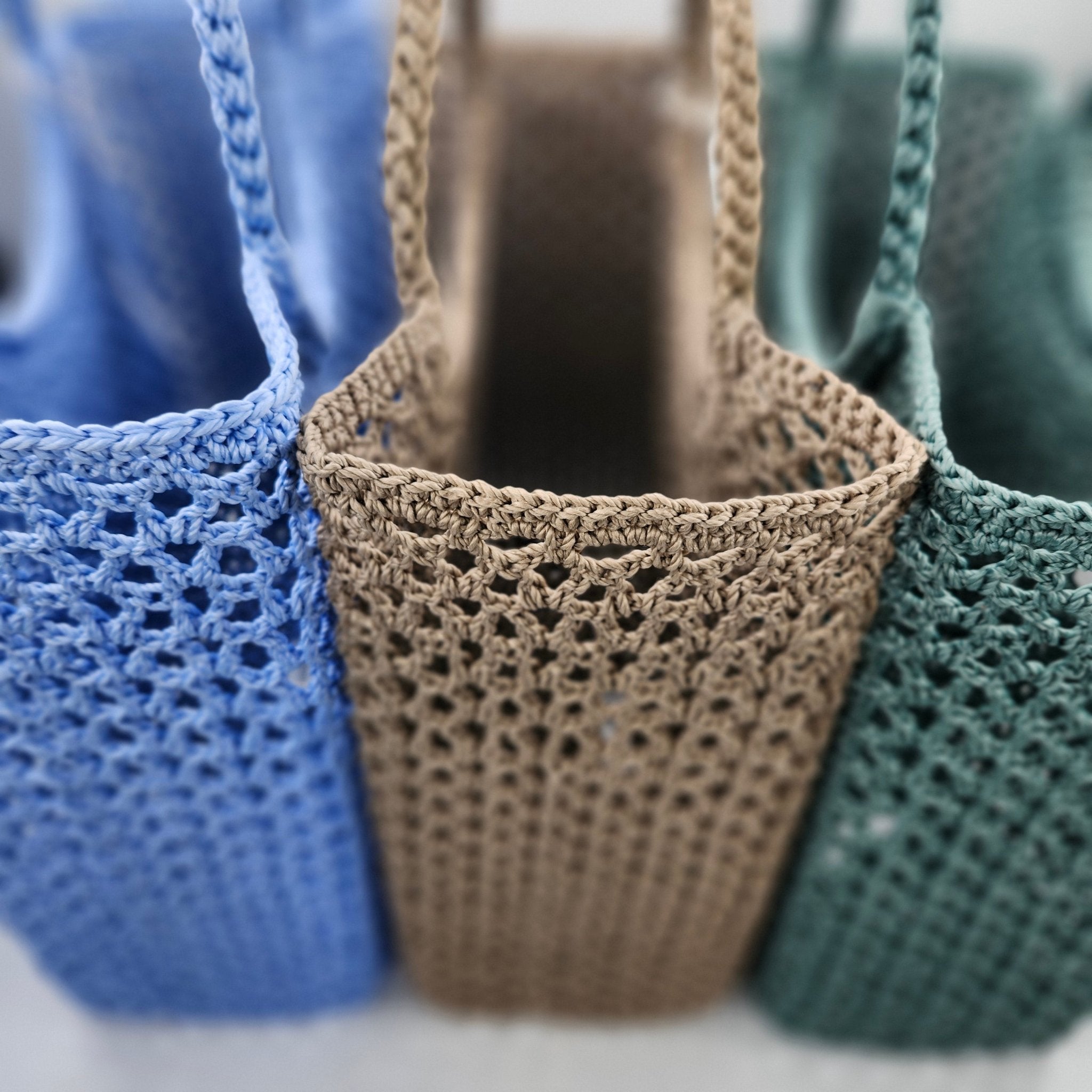 Ceannis crochet shoulder baskets in two colours