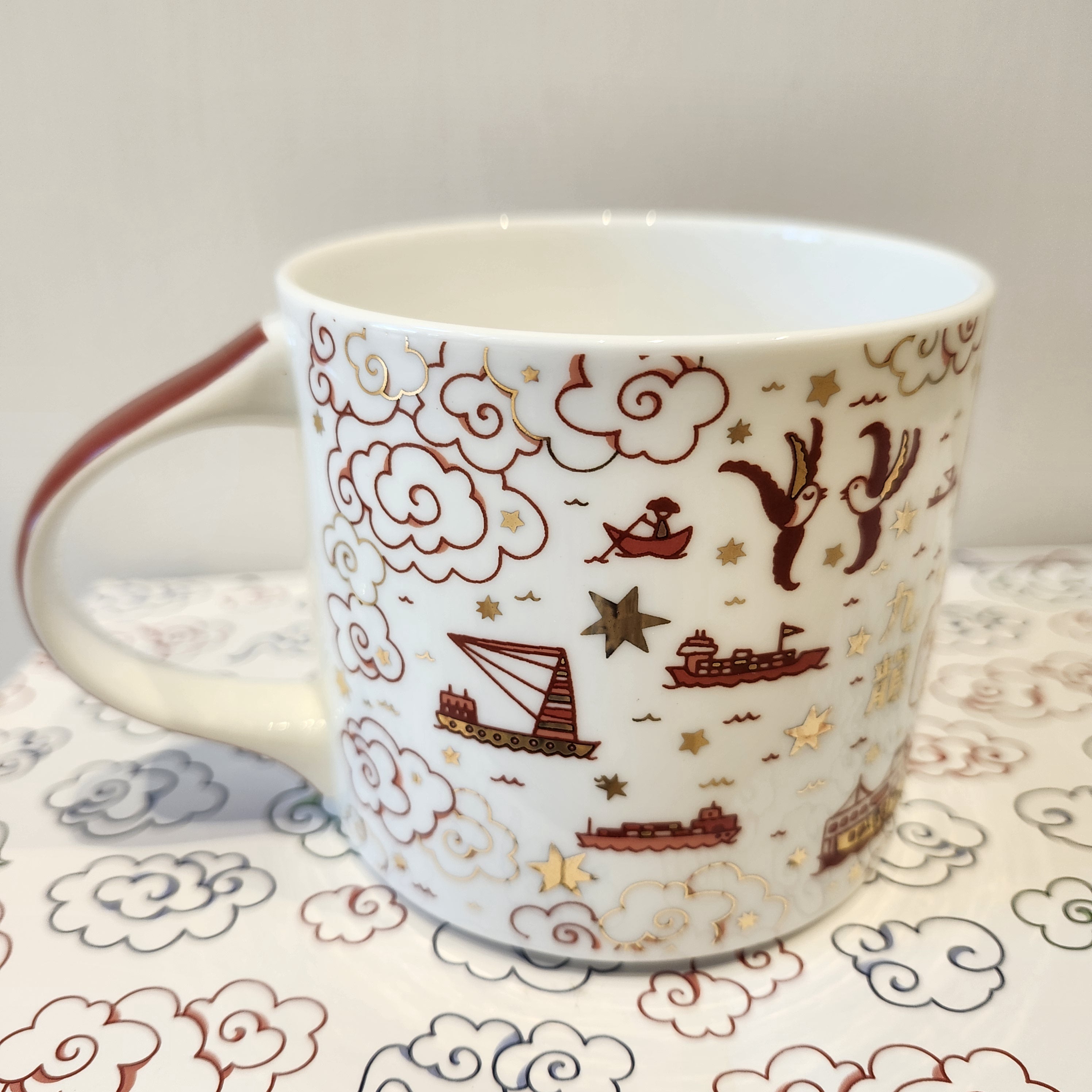 Willow pattern festive mug in red and gold, fine bone china, Kowloon design
