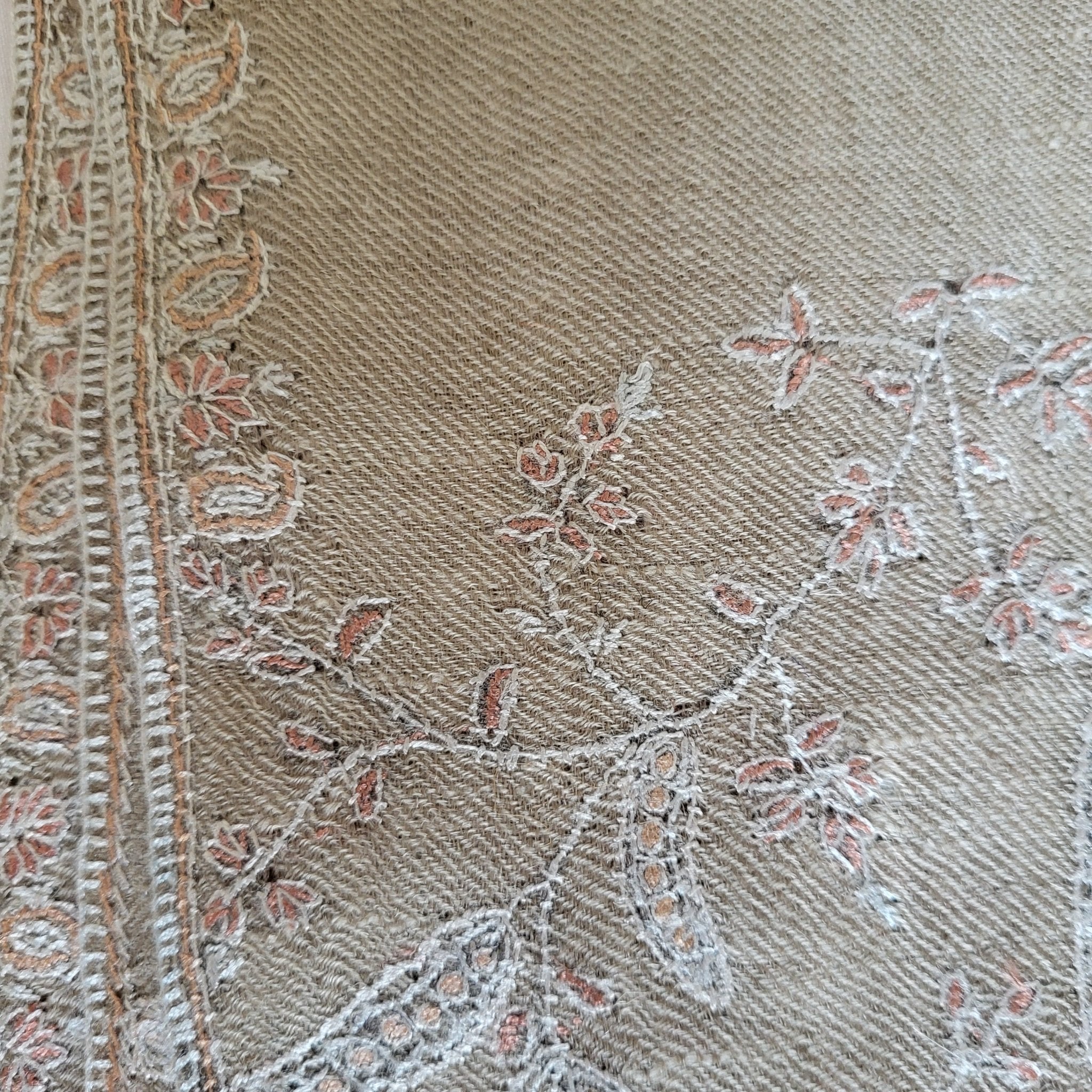 Natural pashmina shawl with hand-embroidered pink border on four sides, 103 x 200 cm