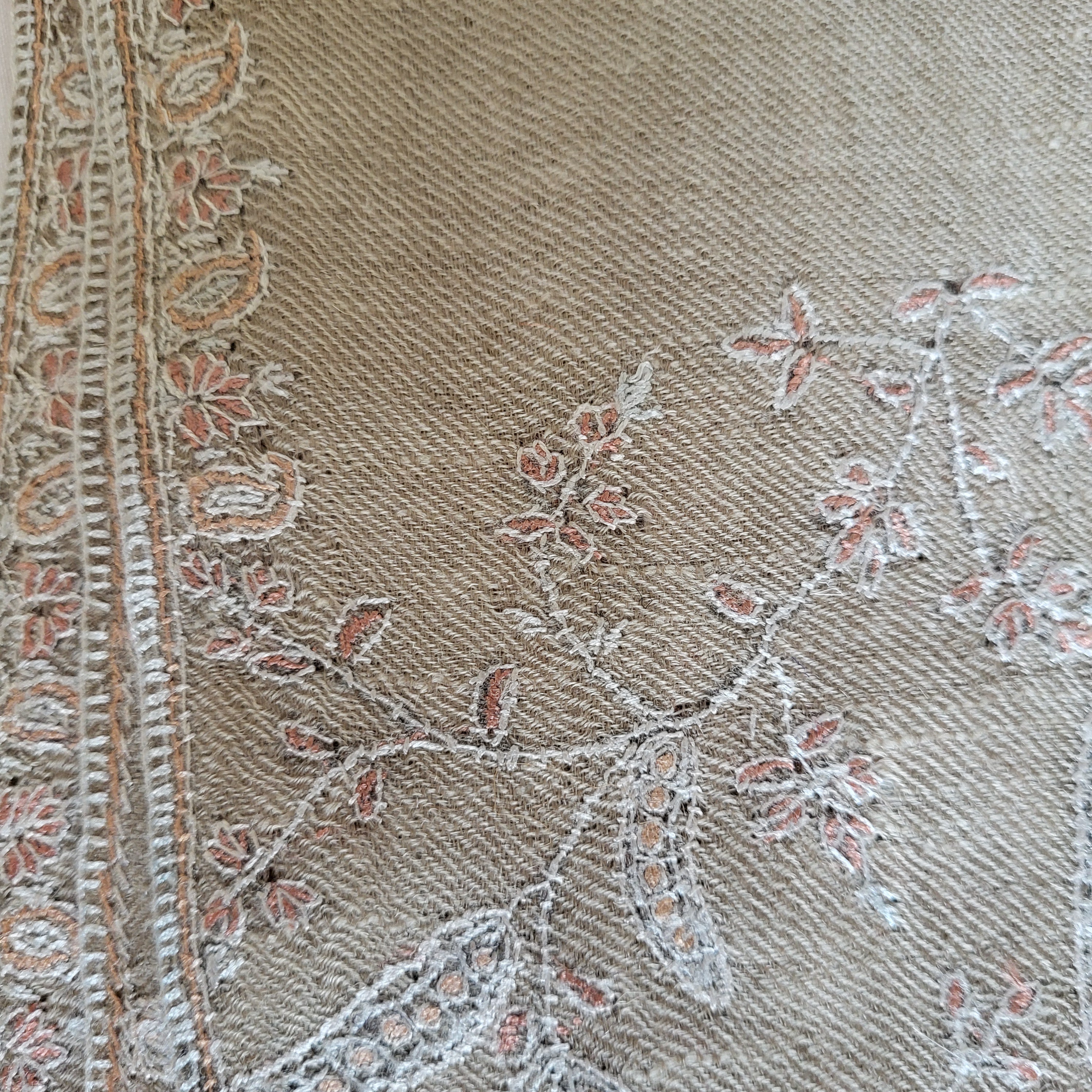 Natural pashmina shawl with hand-embroidered pink border on four sides, 103 x 200 cm