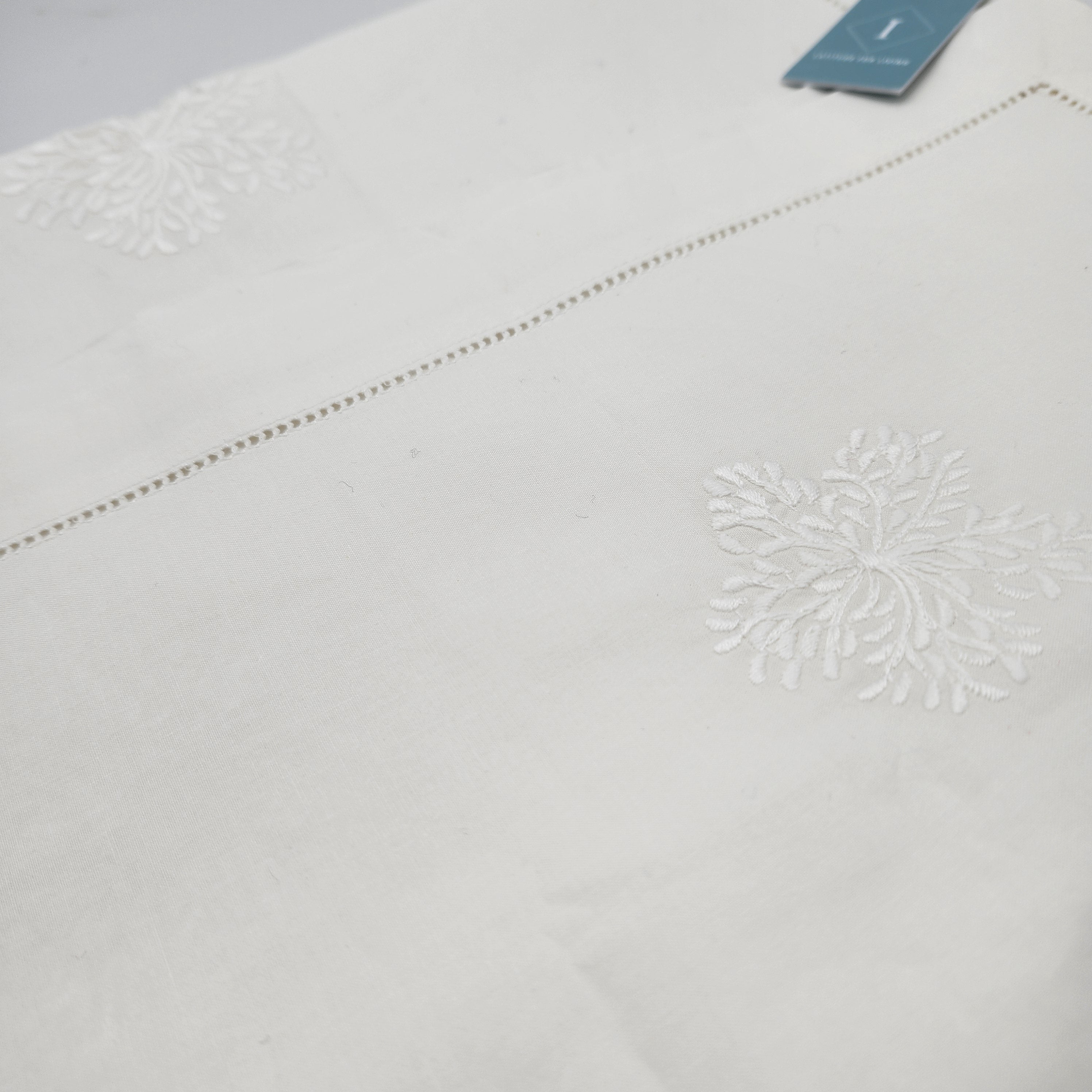 White cotton runner with a hemstitch border and floral embroidery, 40 x 200 cm