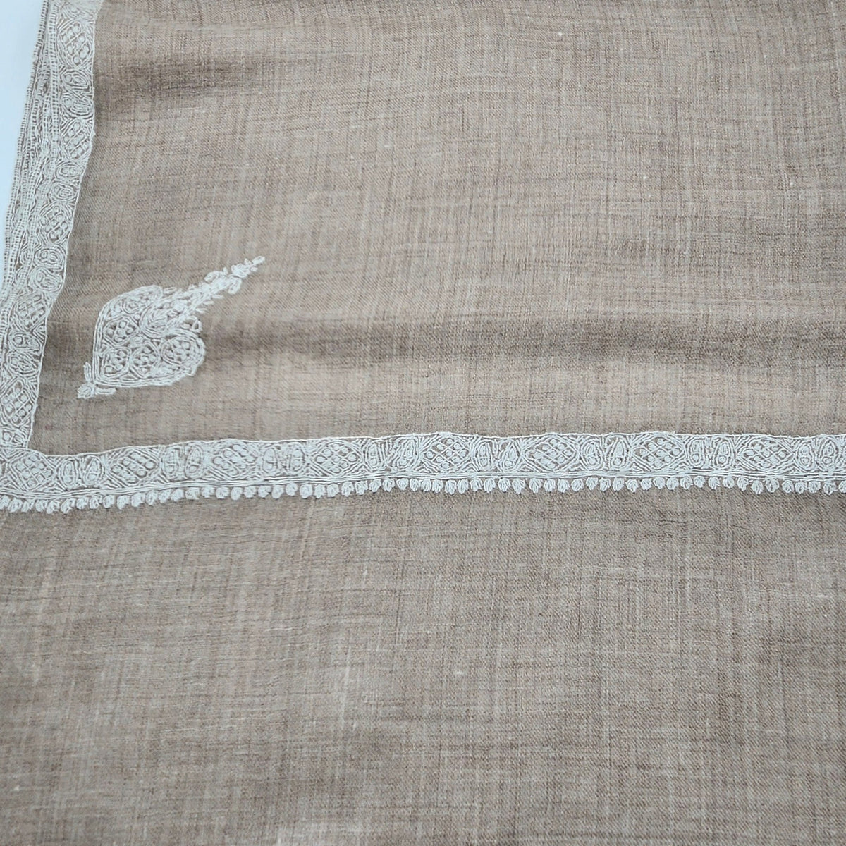 Natural white pashmina shawl with a hand embroidered border and a small motif, 70 by 200 cm, pure pashmina