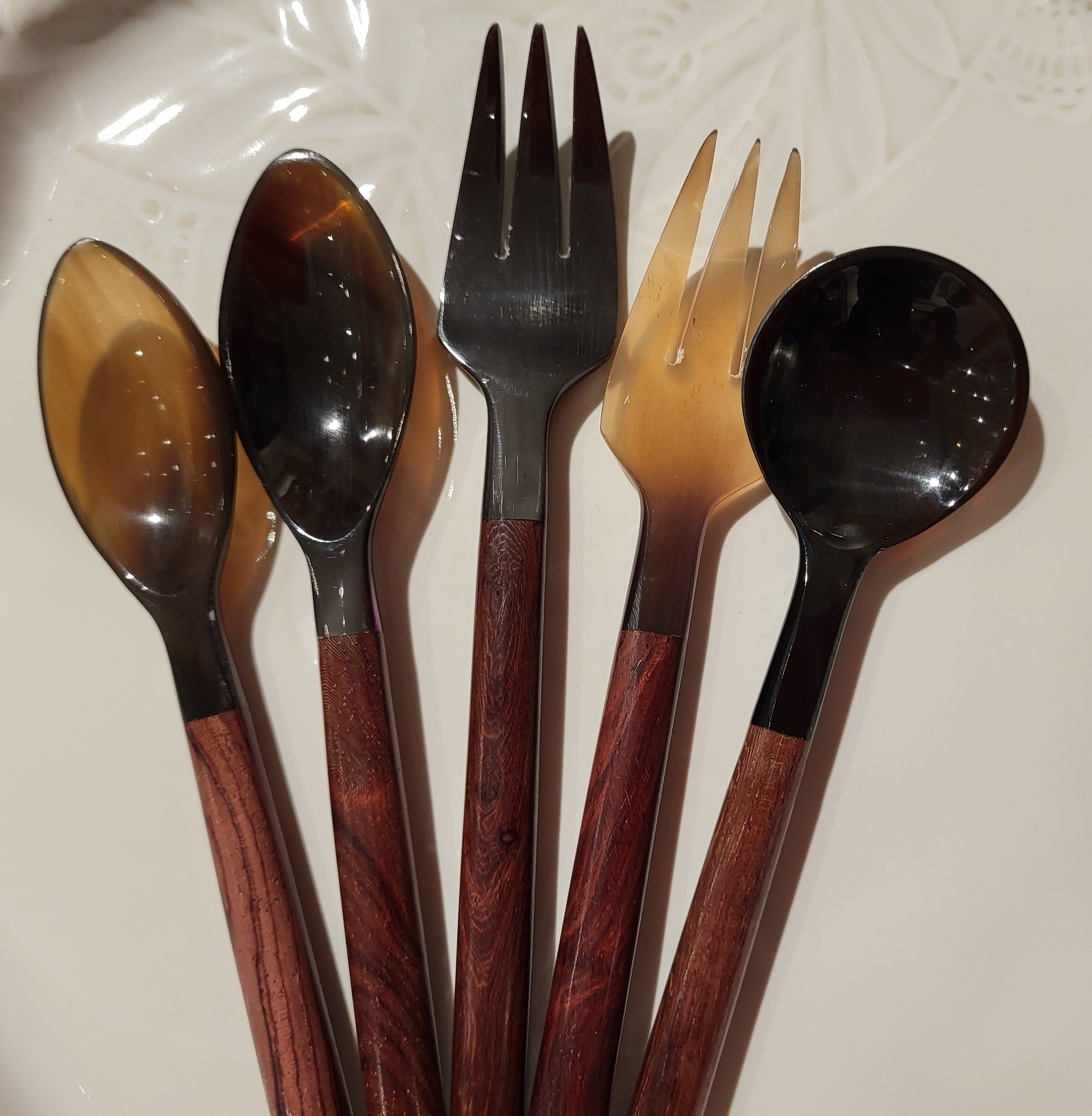 Horn dessert forks with wooden handles, assorted styles, about 14 cm