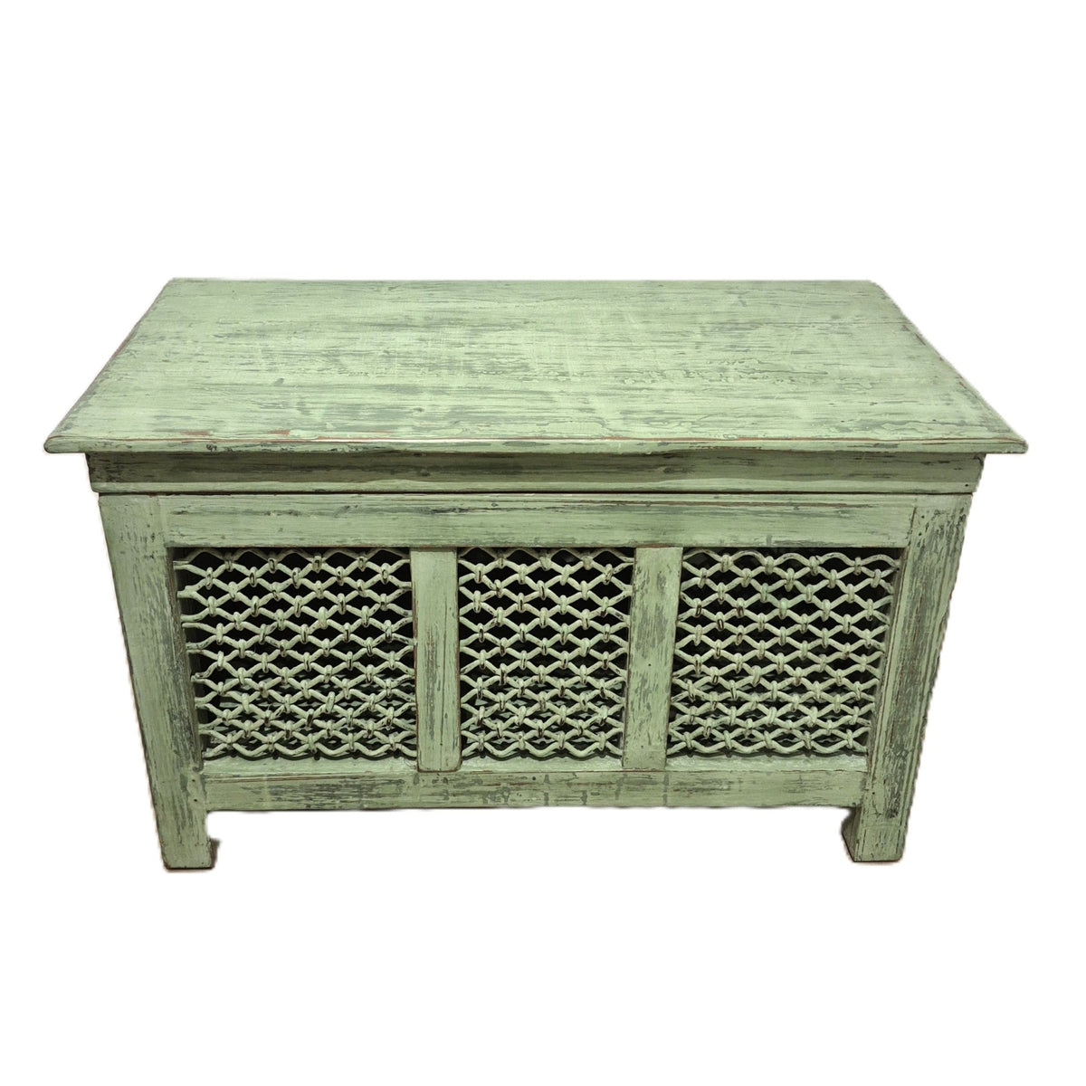 Pistachio green painted teak trunk, 84 cm long and 59 cm high, usable as a bench, side or coffee table