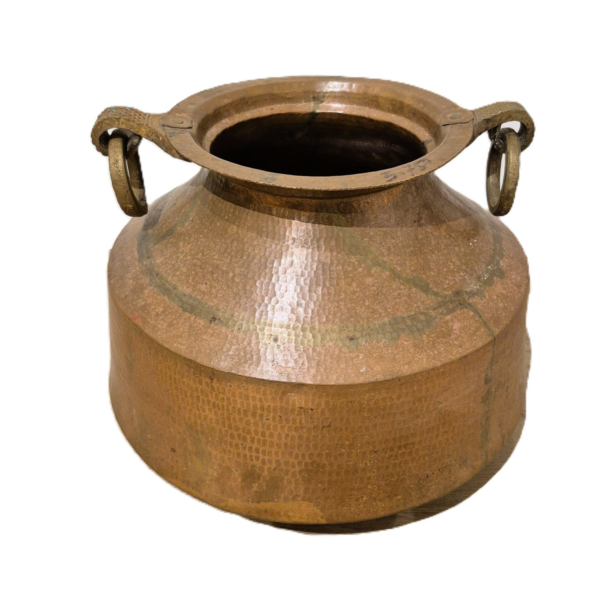 Beaten copper pot standing 28 cm high, a dramatic plant holder or simply a decorative piece on its own