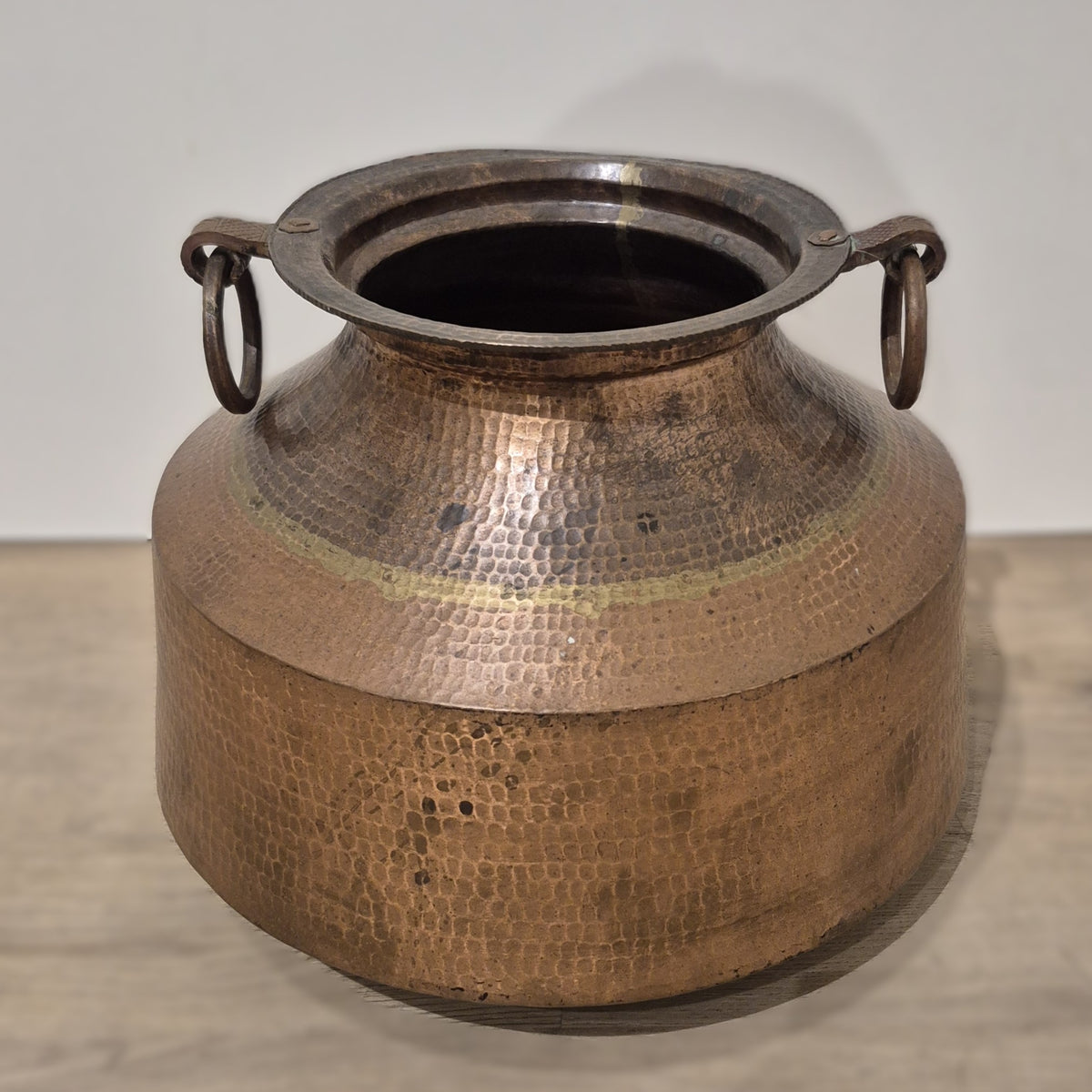 Larger beaten copper pot, 35 cm across and 30 cm high and weighing 4.5 kg, in solid copper and brass