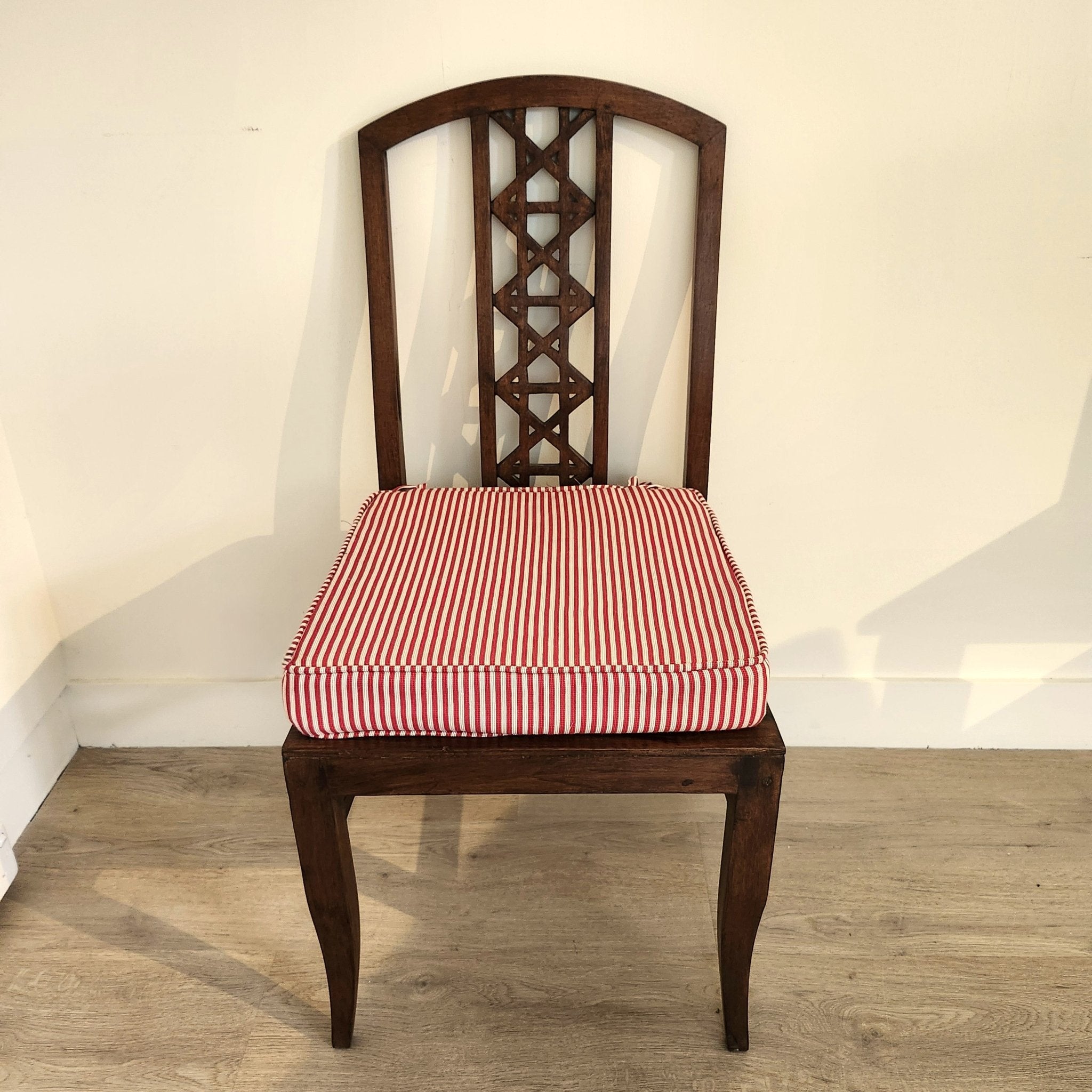 Vintage teak chair, tapered legs, detail