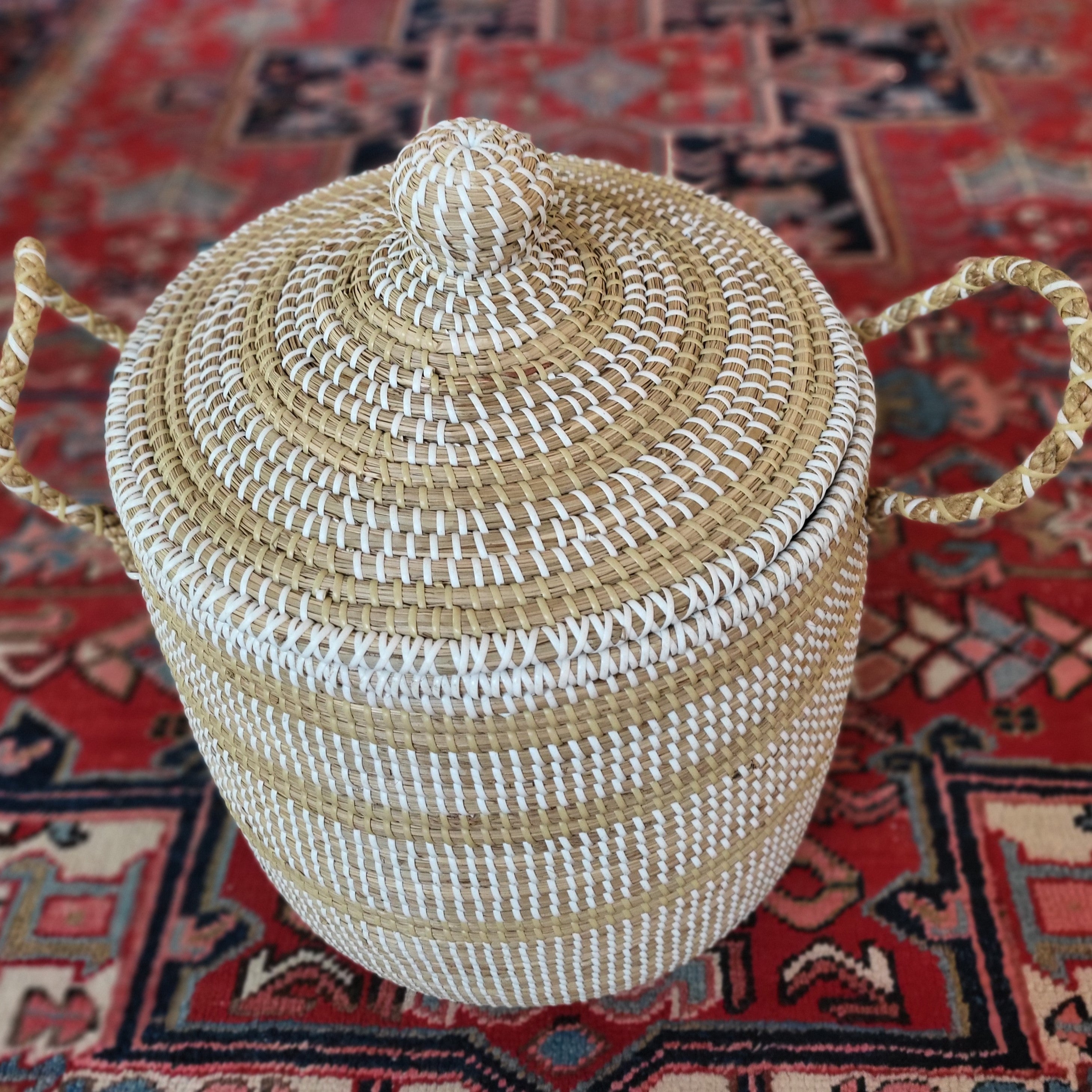 Small white-detail seagrass laundry basket, handwoven, detail