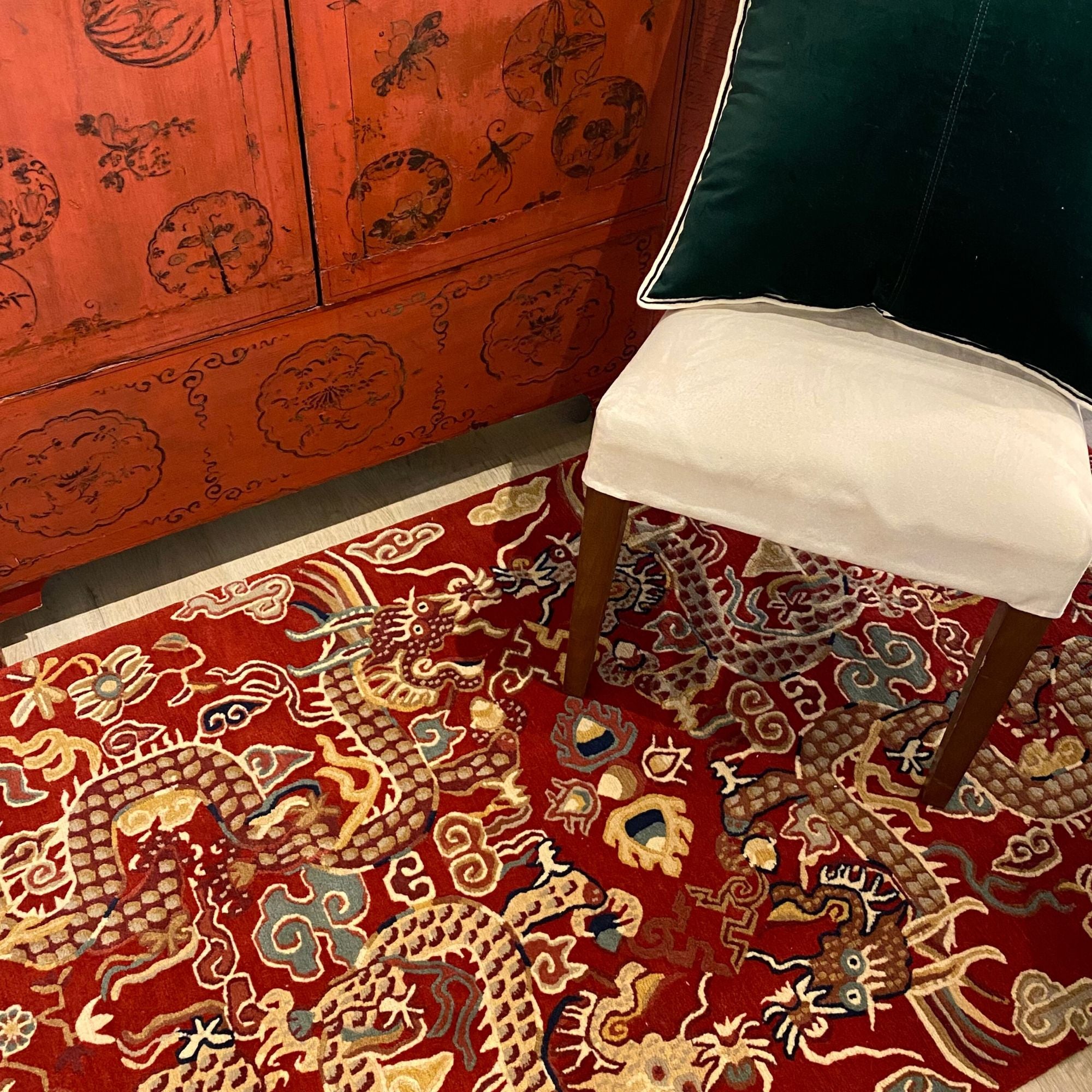 Hand-knotted dragon rug, Tibetan weave in wool, INSIDE, Nepal