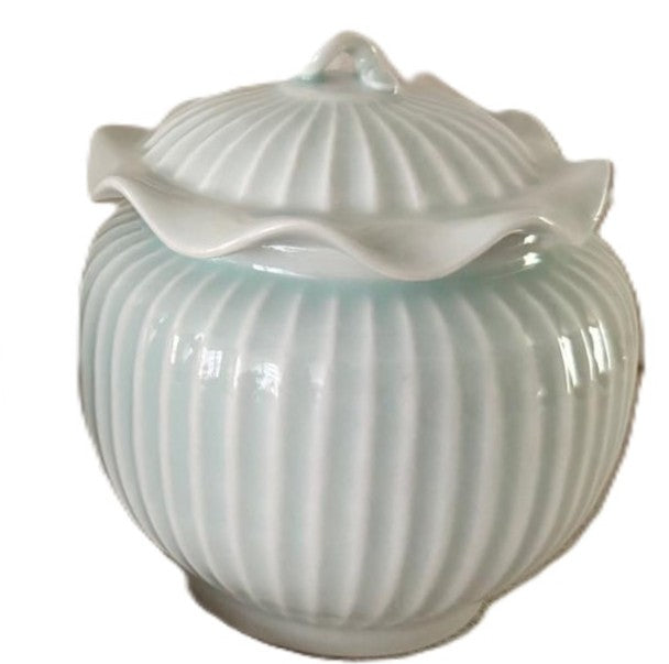 Clarity candle in fluted ceramic pot, Stanley scent, detail