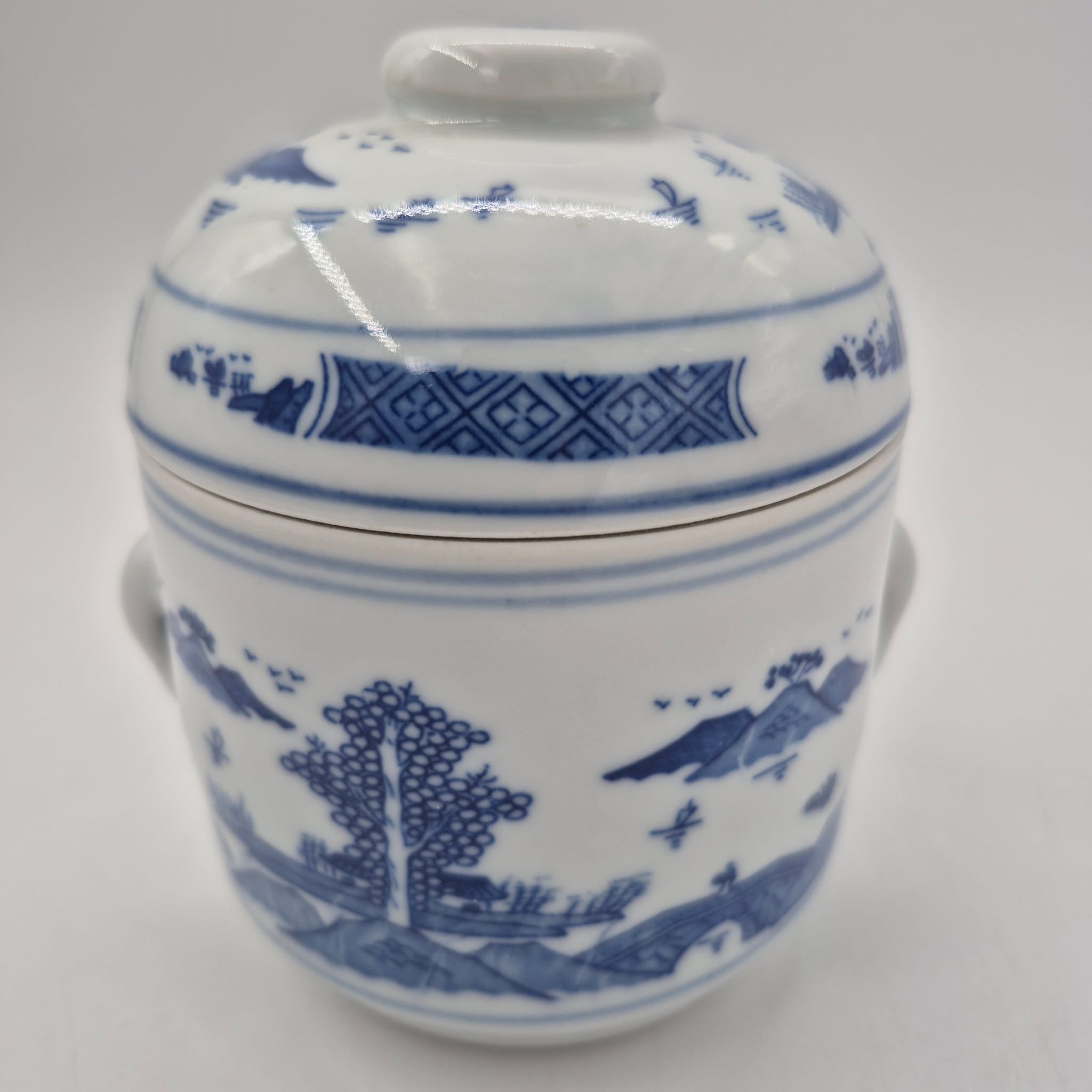 Pagoda scented candle, blue and white ceramic pot painted with a pagoda, Mui Wo scent, detail