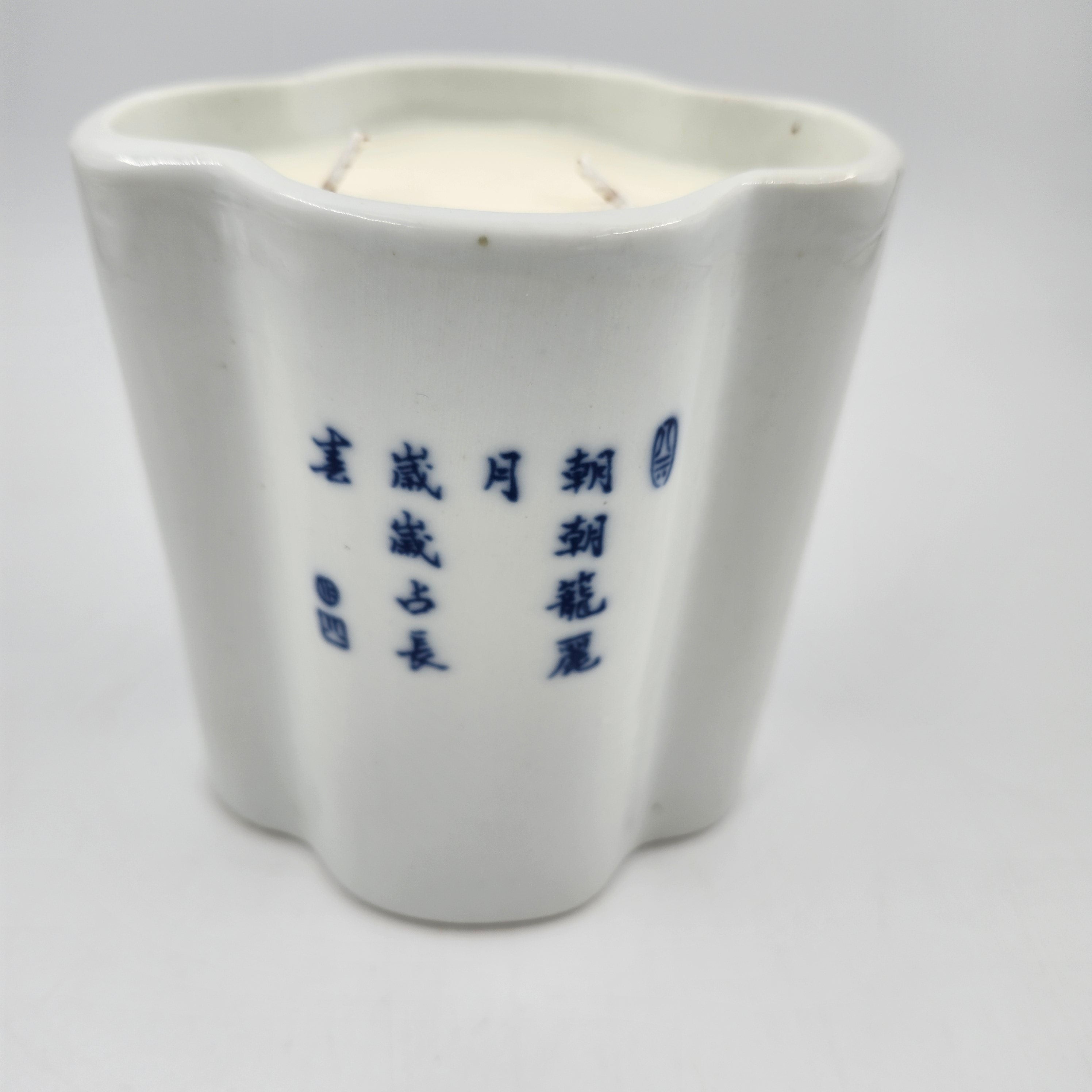 Ceramic scented candle with Chinese inscription on the rear