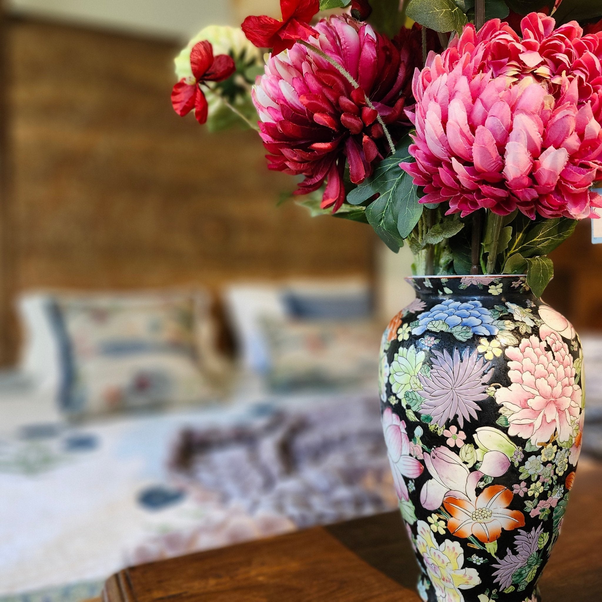 Hand-painted Famille Rose flower vase, detail
