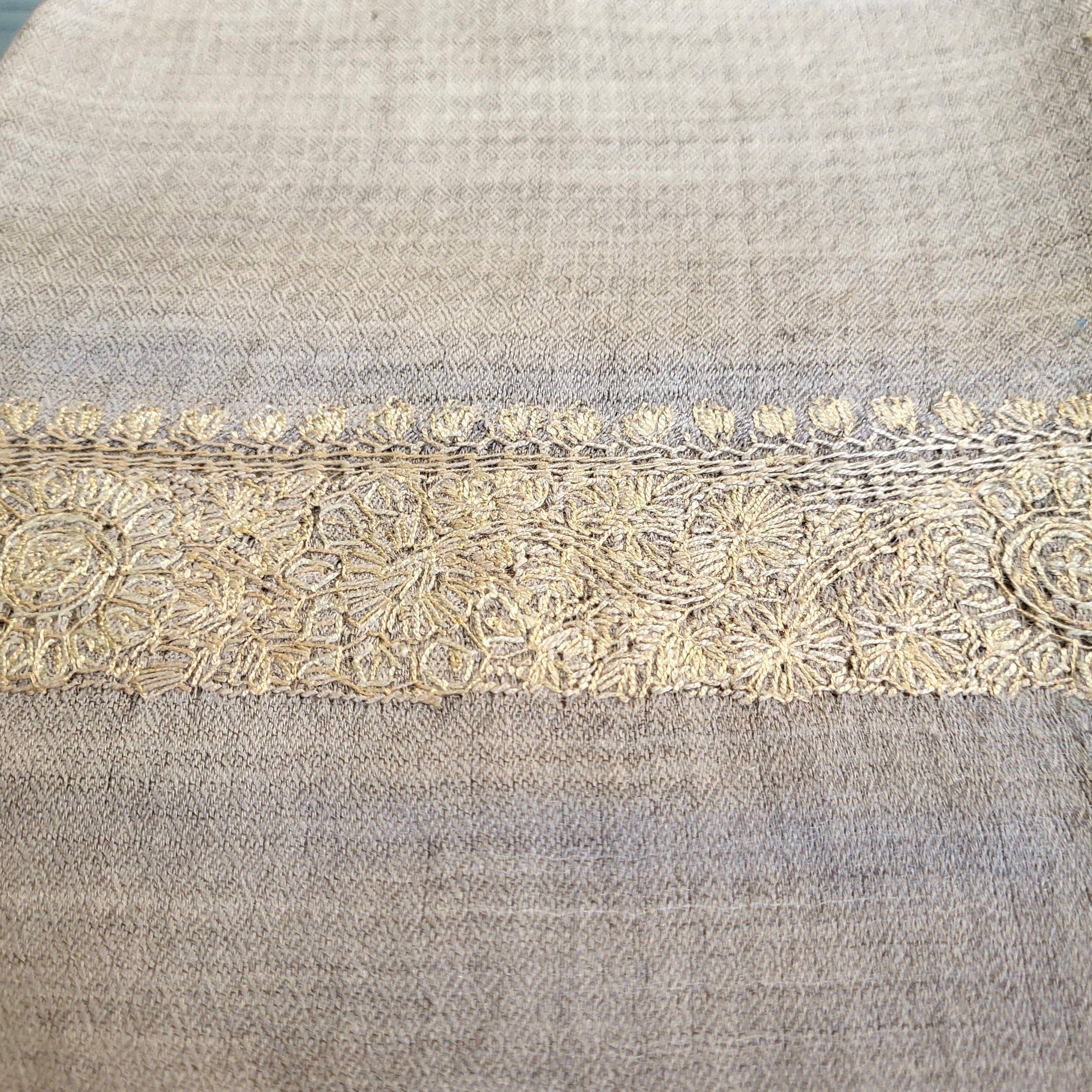 Natural pashmina with hand-embroidered gold border, 70 x 200 cm