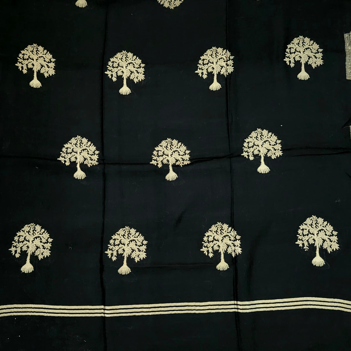 Black pashmina with a tree motif embroidered in gold thread, an elegant evening shawl of 107 by 210 cm