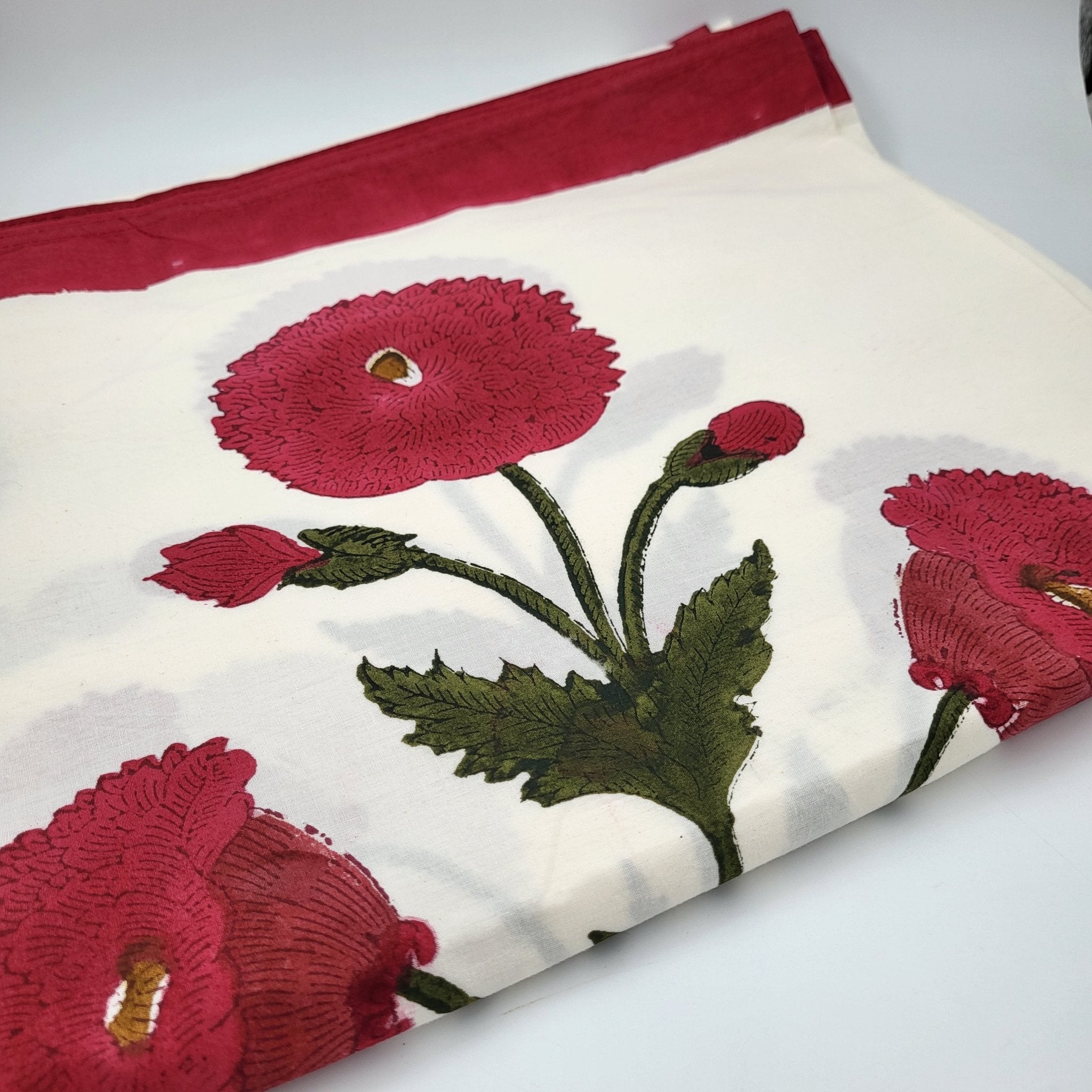 Poppy block-print cotton tablecloth in green and red