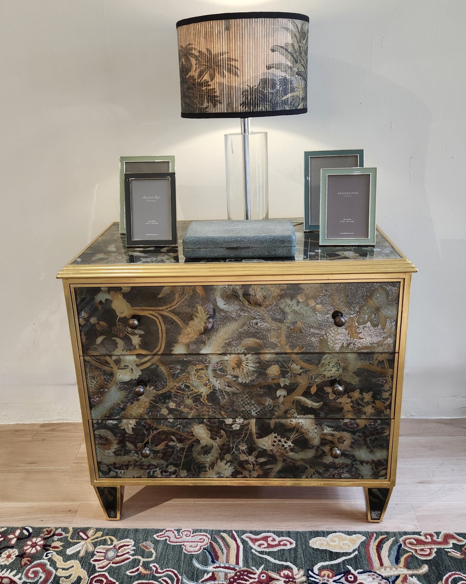 Églomisé chest of drawers with three drawers, antiqued brass knobs and gilded wood framing, 78.5 x 48 x 72 cm