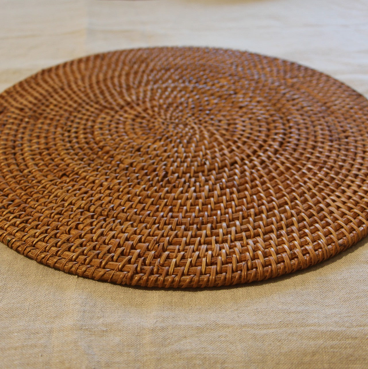 Round rattan placemat, 35 cm, handwoven, warm texture, detail view