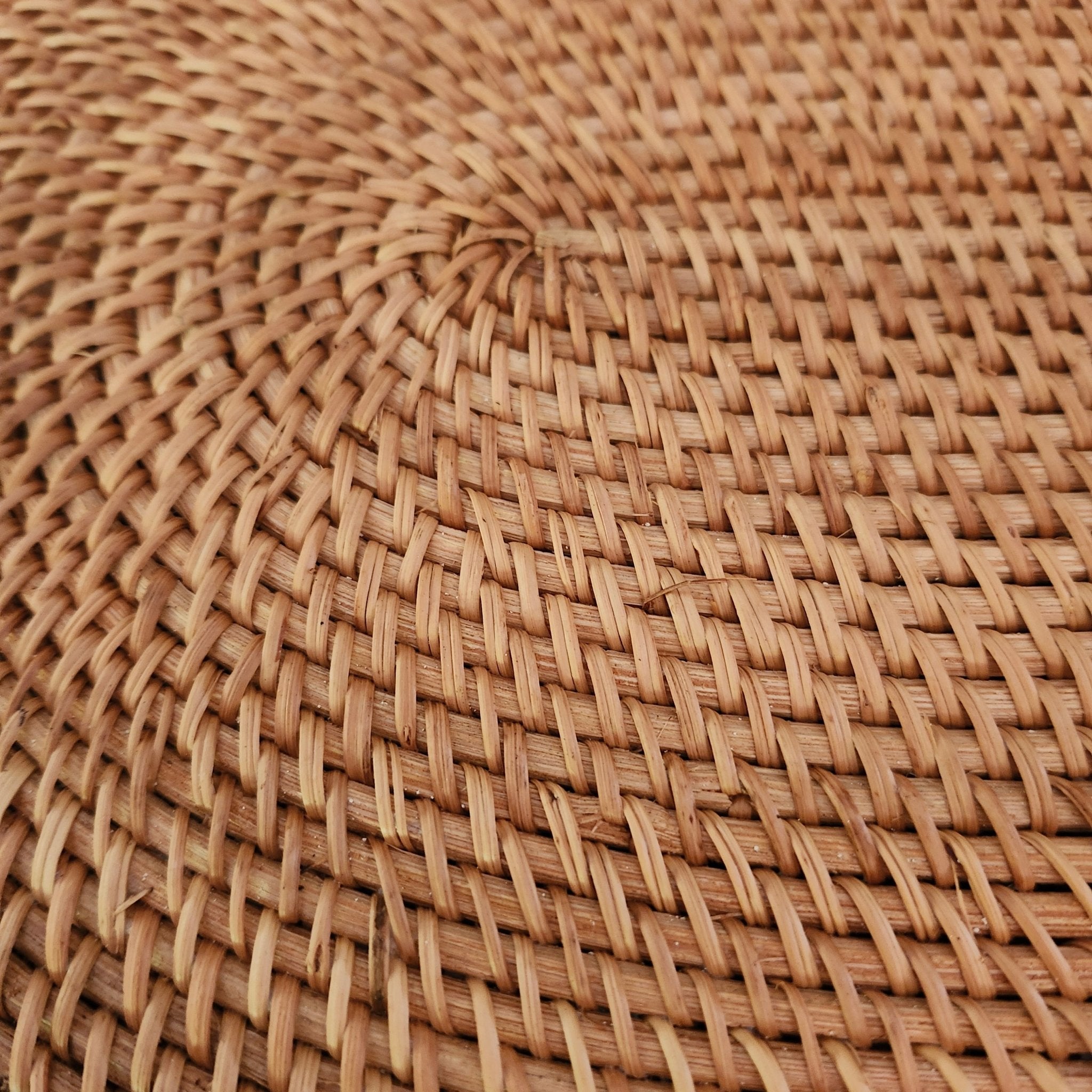 Oval rattan table mat, natural rattan, styled
