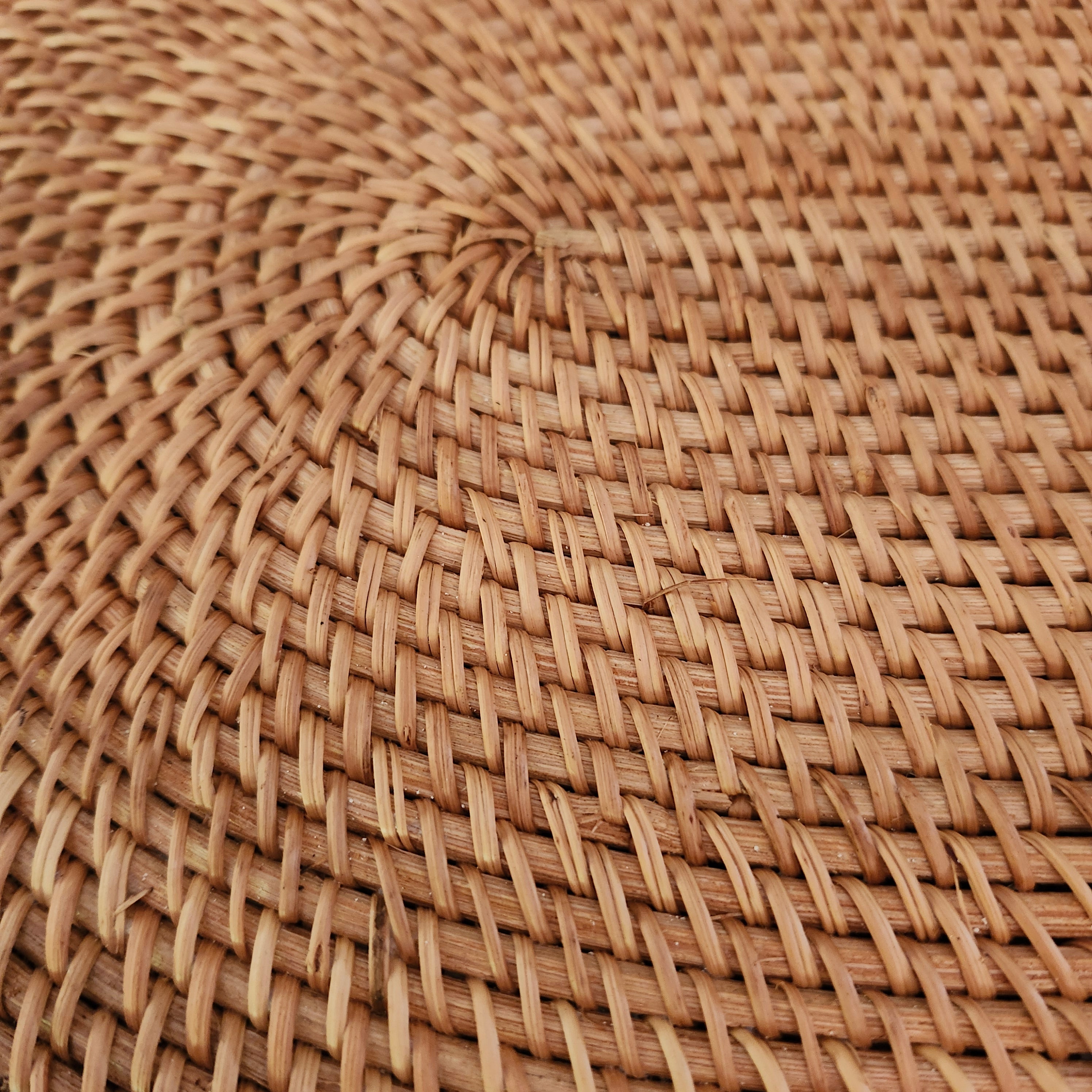 Oval rattan table mat, natural rattan, styled