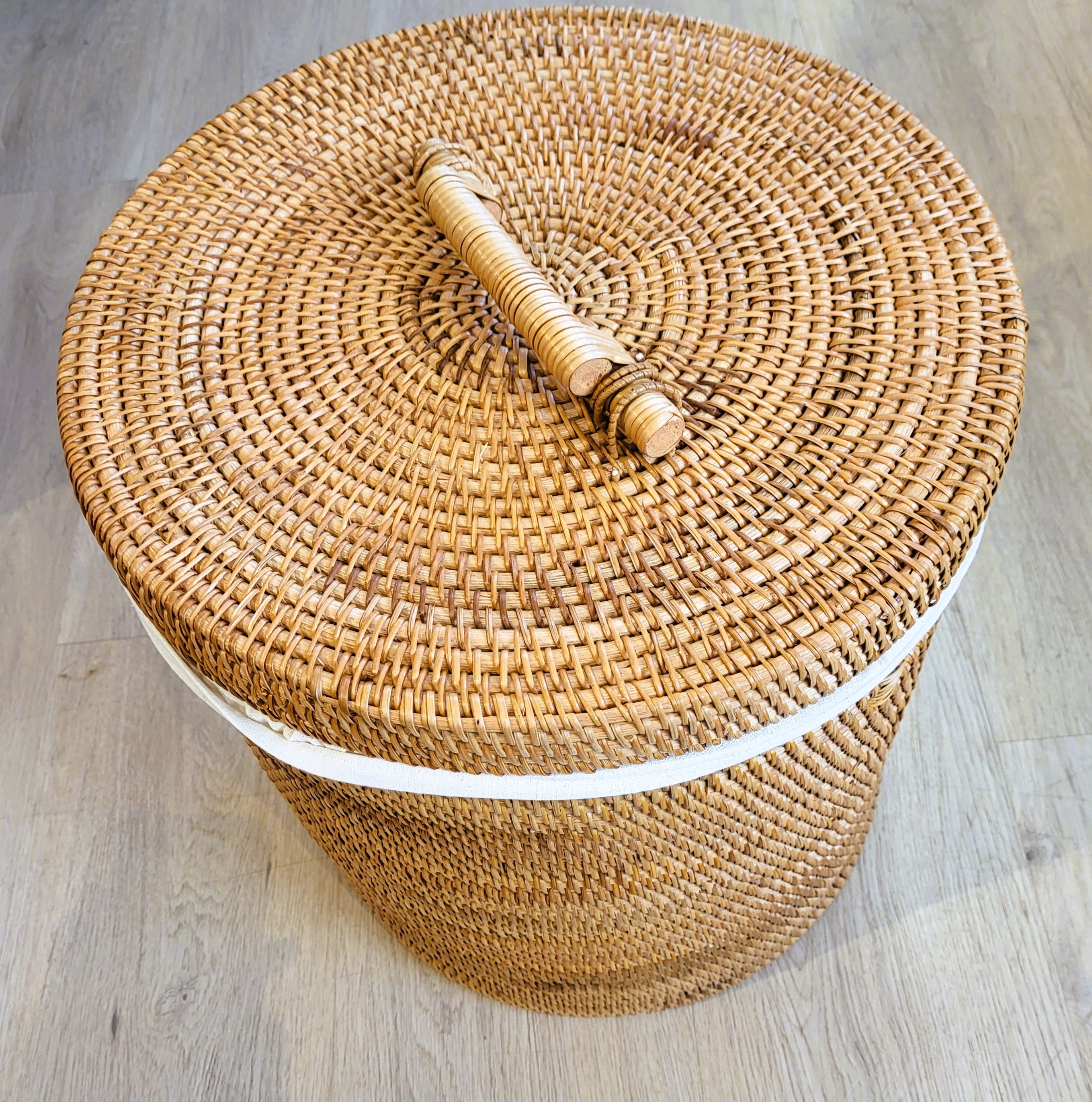 Rattan laundry basket with lid, washable cotton lining, detail view
