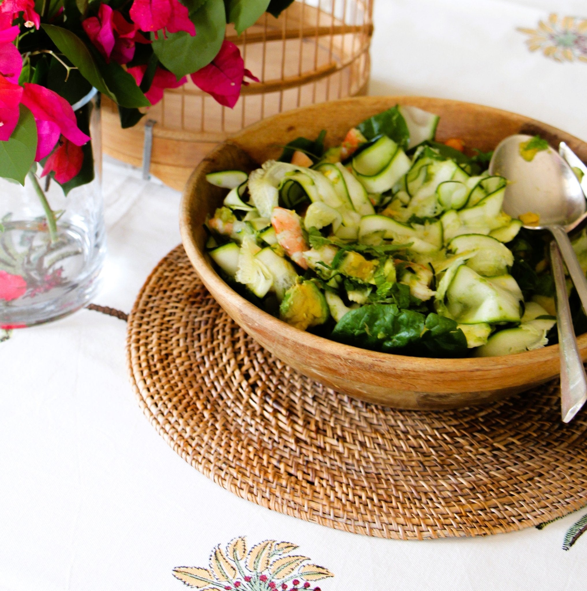 Round rattan placemat, 35 cm diameter, natural rattan, styled