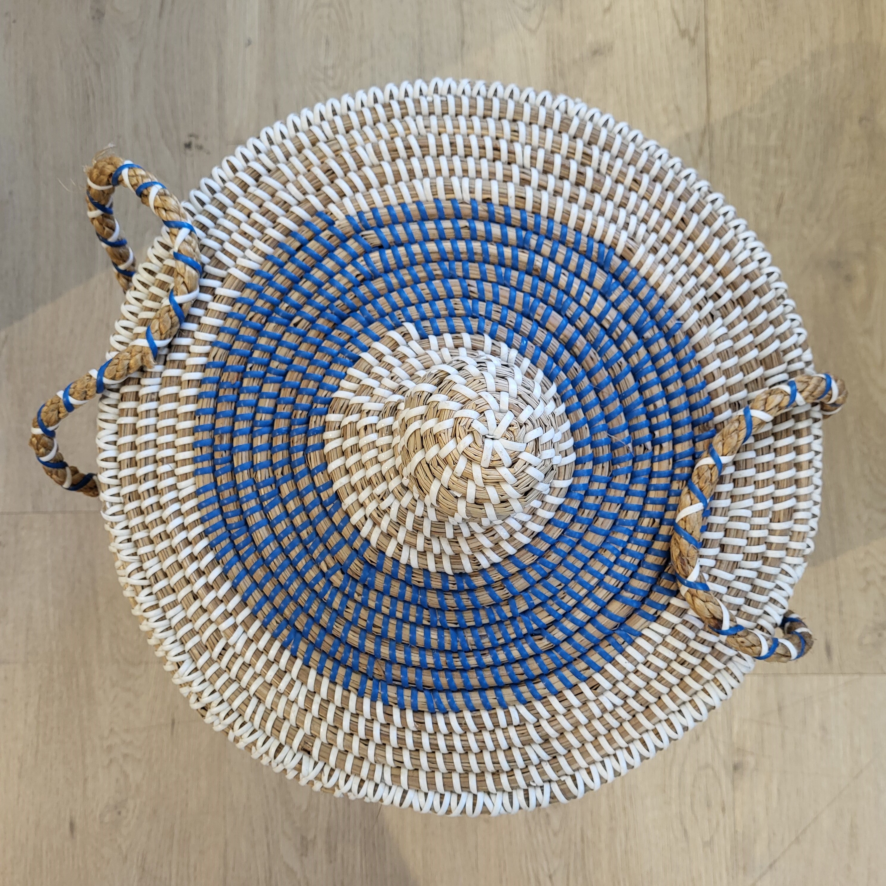 Small blue seagrass lidded basket, woven detail