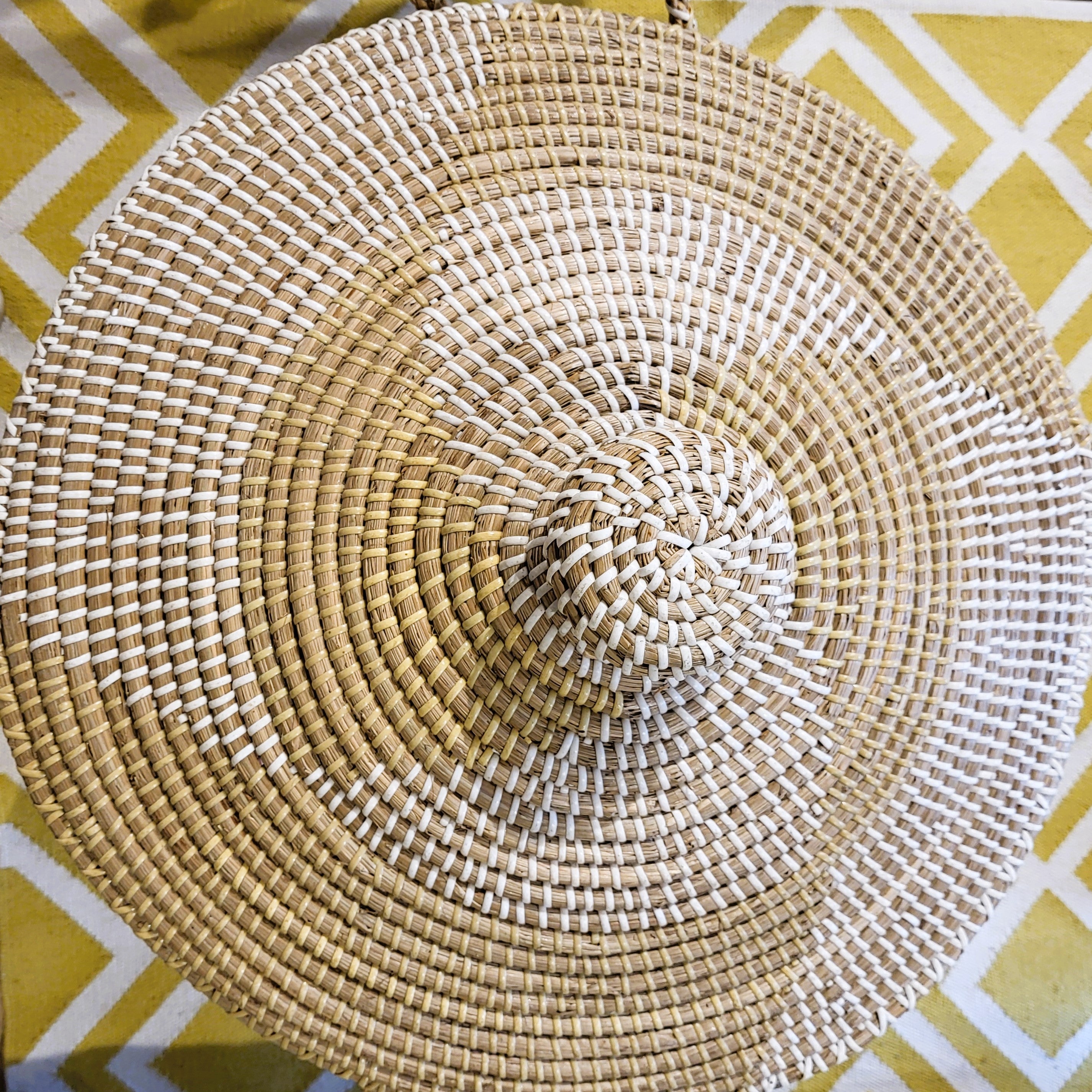 White seagrass laundry basket with lid, handwoven, detail