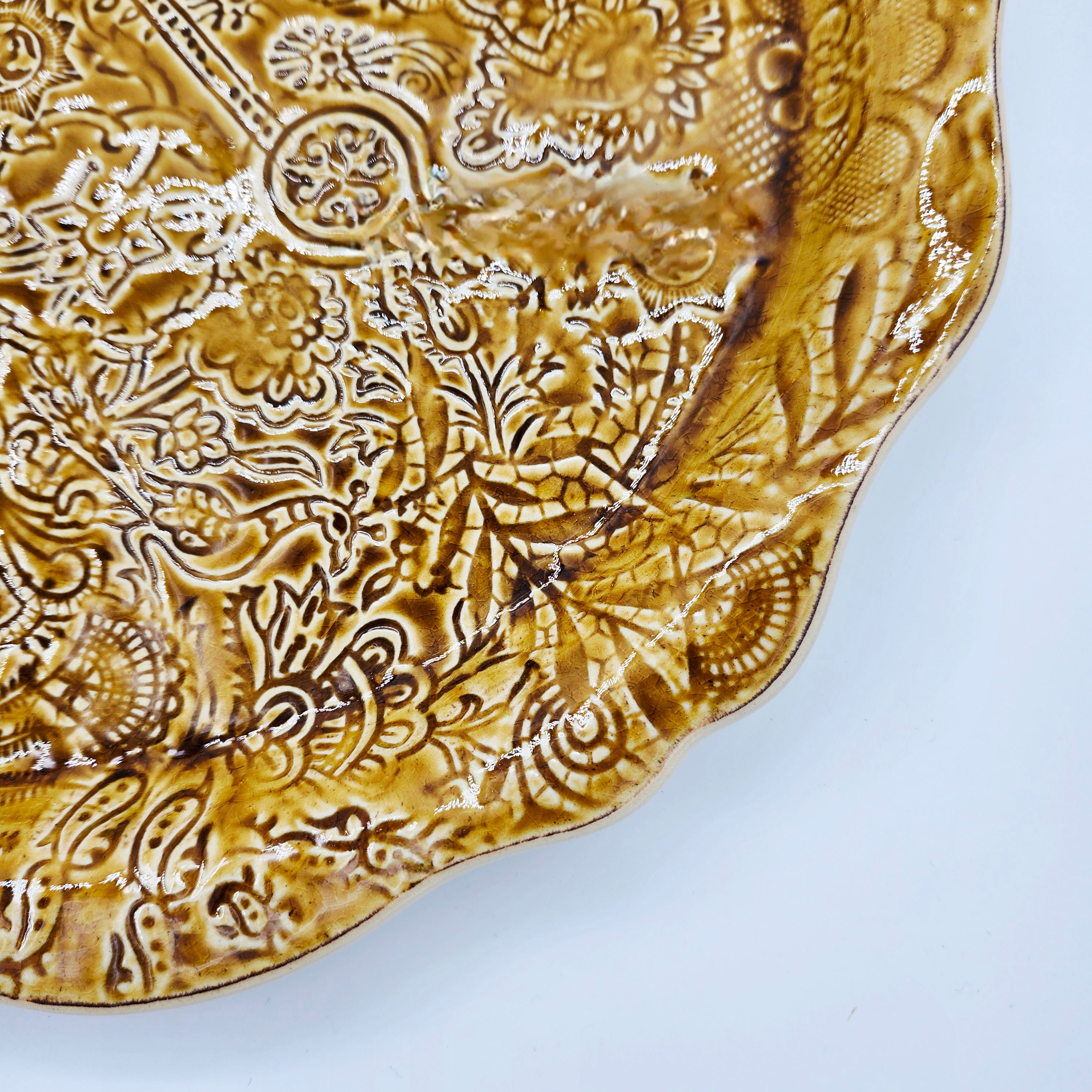 Sthal pineapple pizza serving plate, white stoneware, detail