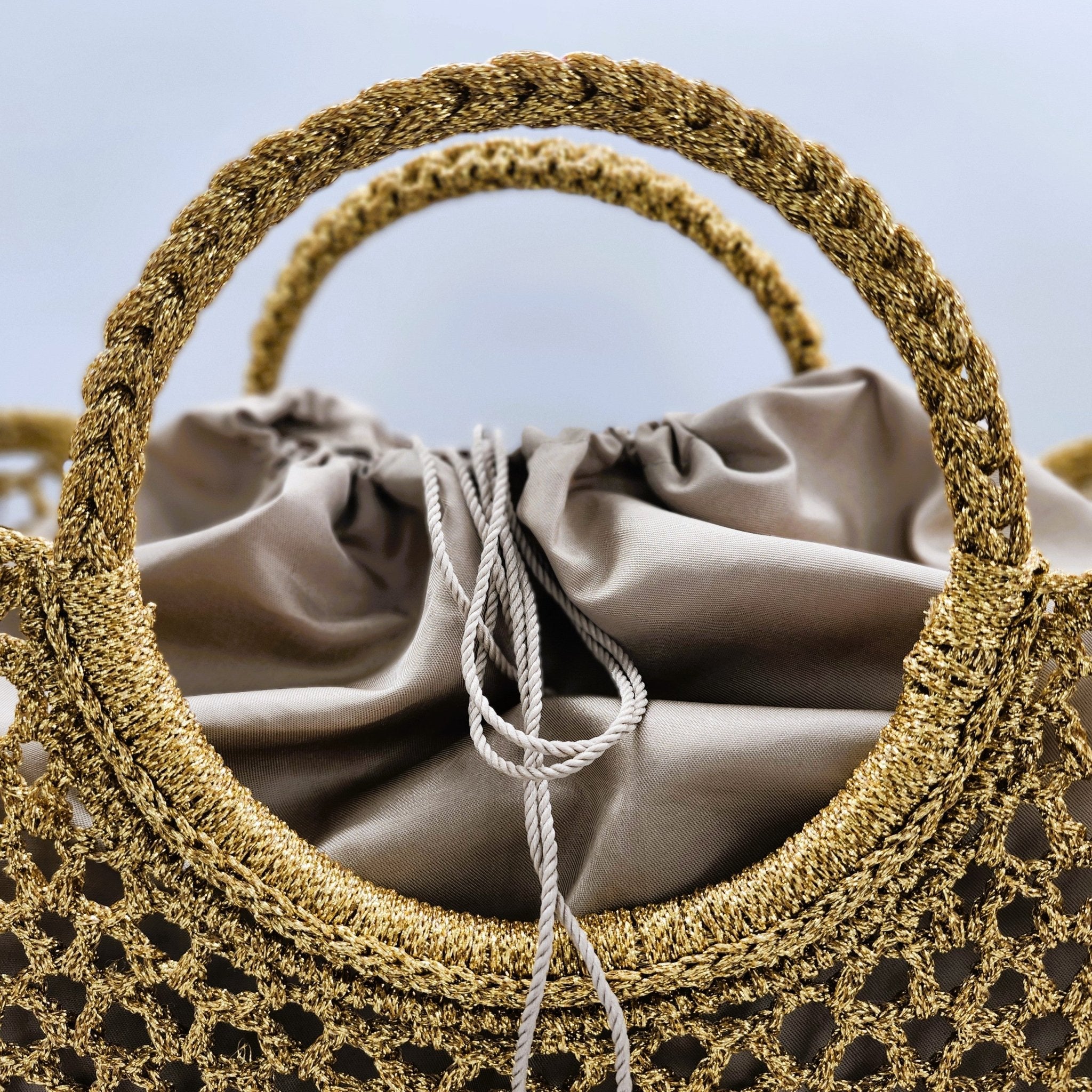 Ceannis gold summer basket with detachable lining