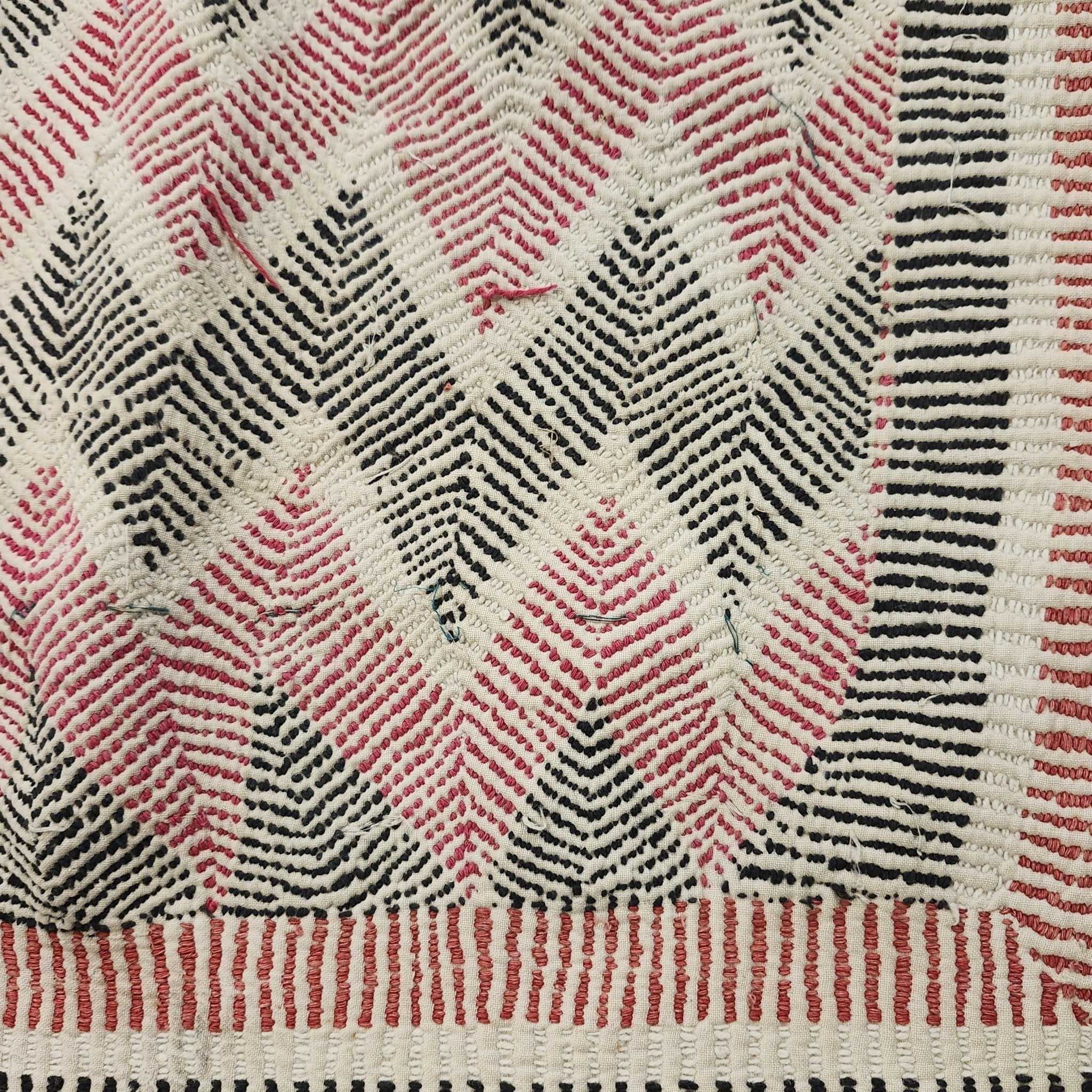 Vintage cotton kantha quilt in red zigzag pattern, 192 x 125cm
