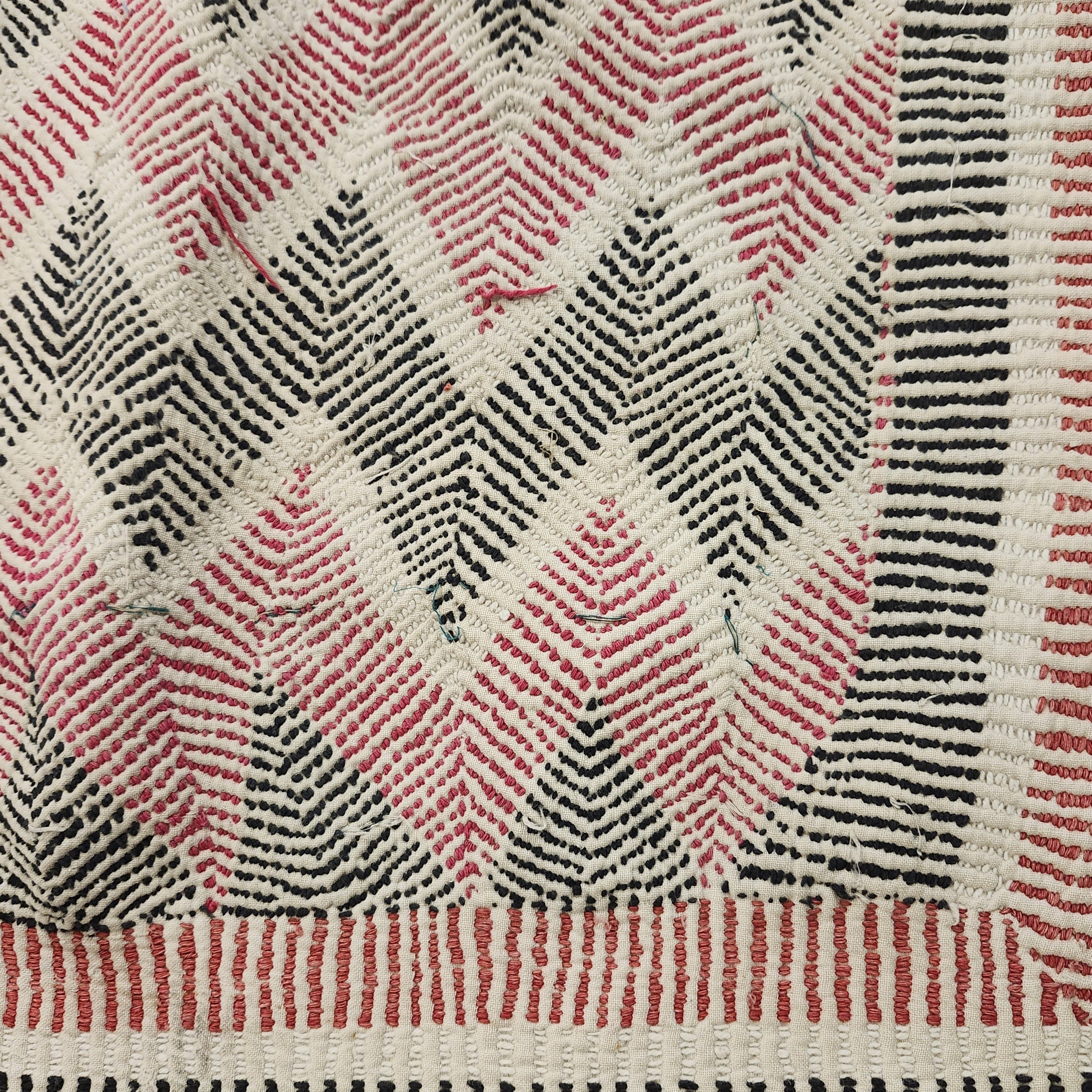 Vintage cotton kantha quilt in red zigzag pattern, 192 x 125cm