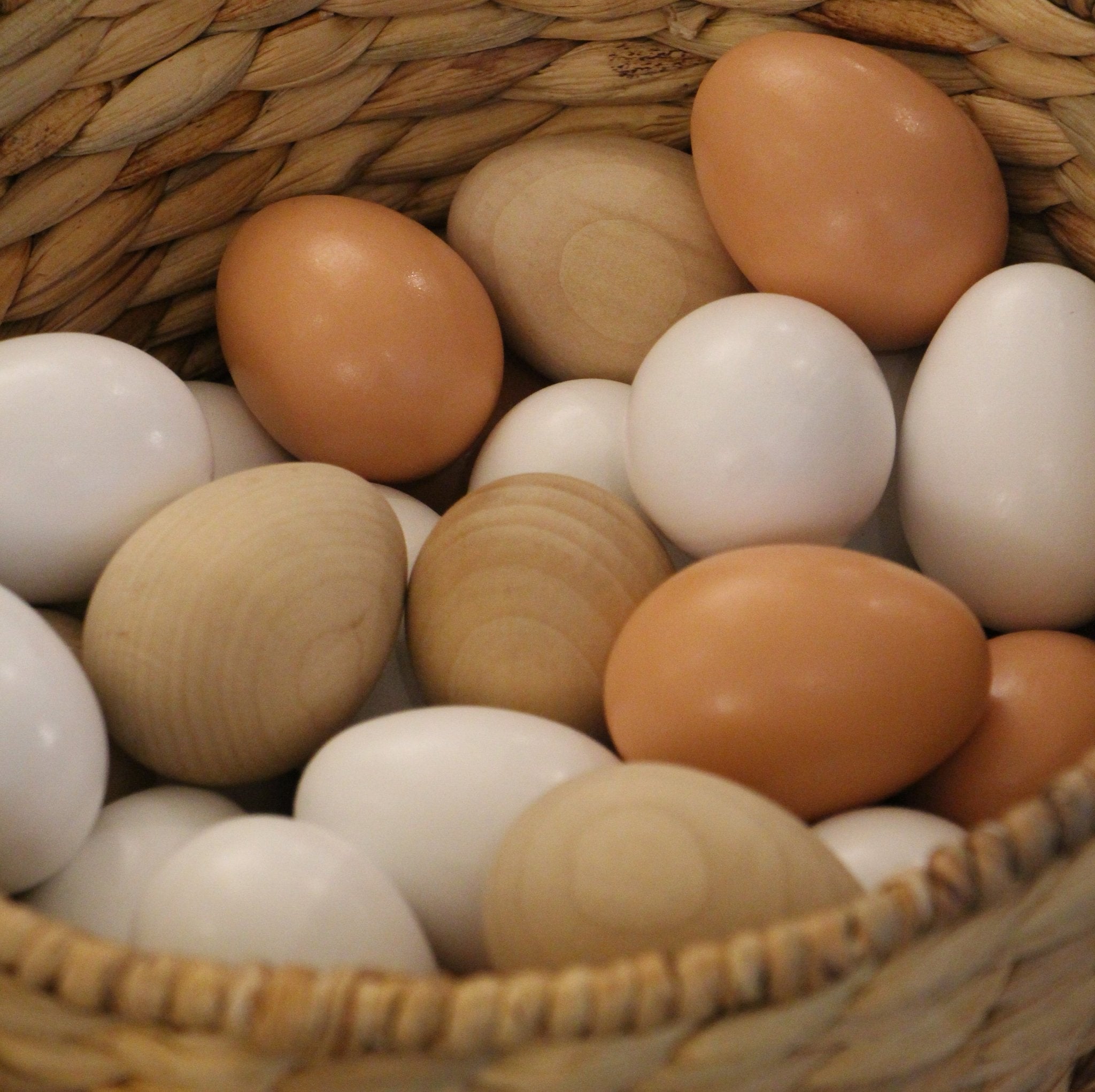 Assorted wooden eggs in natural, white and egg colours, sustainable Easter decoration