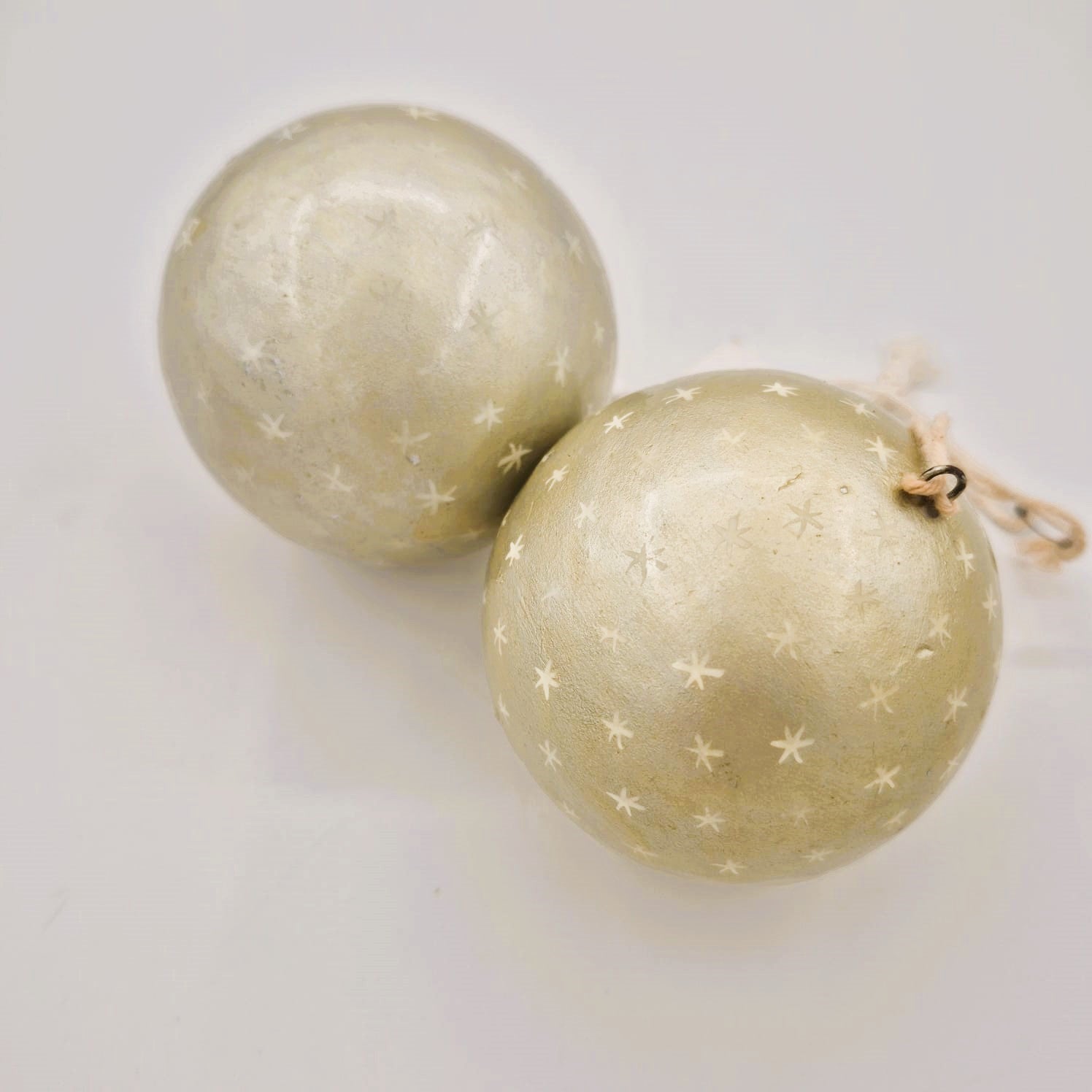 Hand-painted Christmas bauble decorated with little stars, lacquer finish, 7 cm