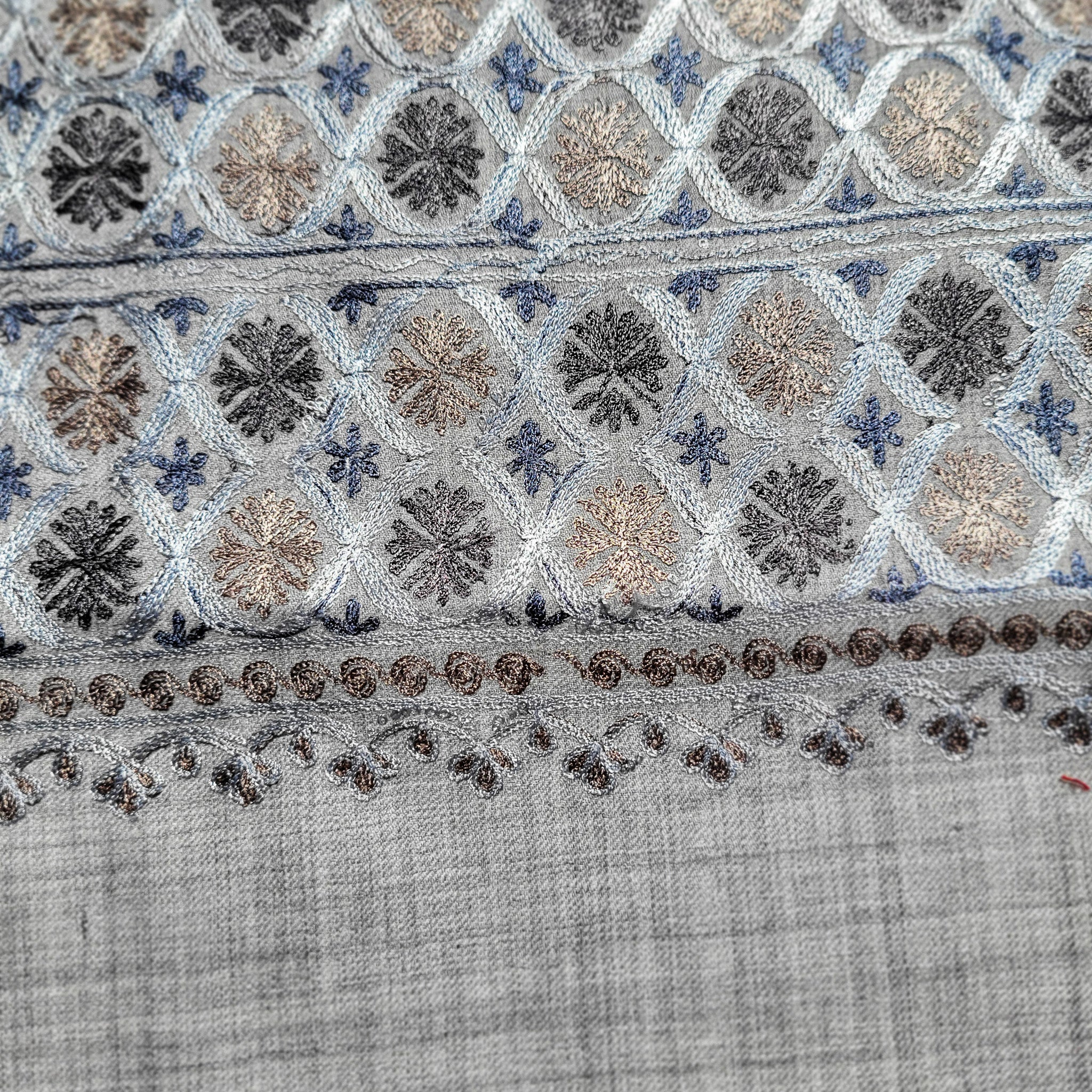 Small circle embroidered pashmina with metallic thread, 78 x 210 cm, detail view
