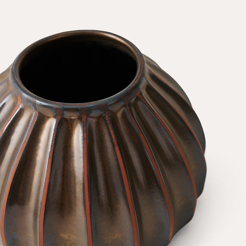 Salon round vase in bronze, ribbed terracotta, second view