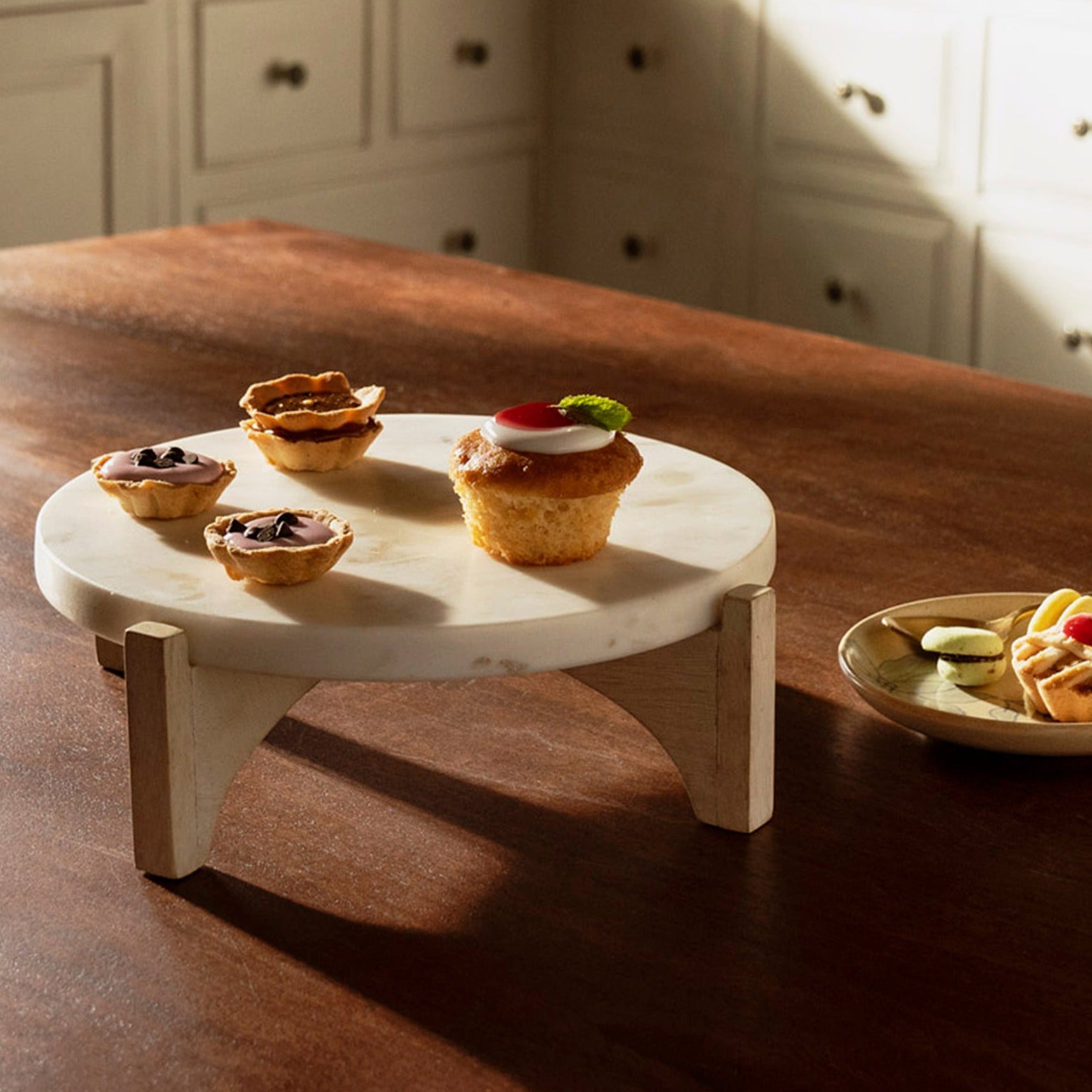 White marble cake stand with natural wooden base, 25cm diameter x 8cm