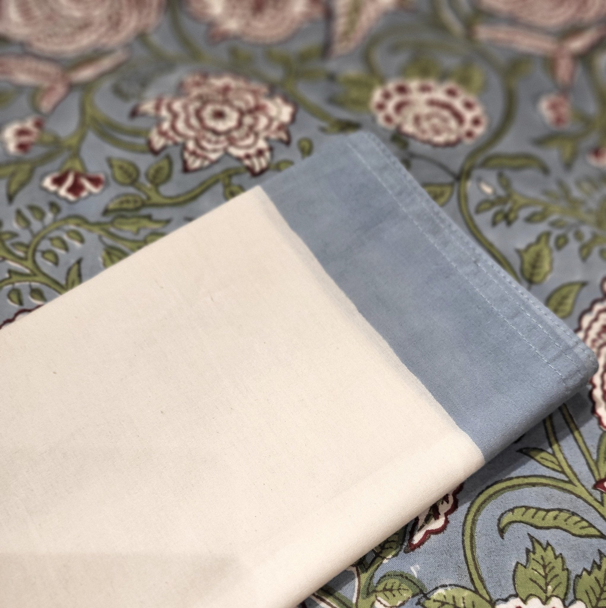 Set of 6 cotton napkins with a blue block-print border, 48 cm