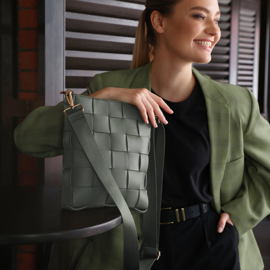 Braided strap shoulder bag in green vegan leather with a zip