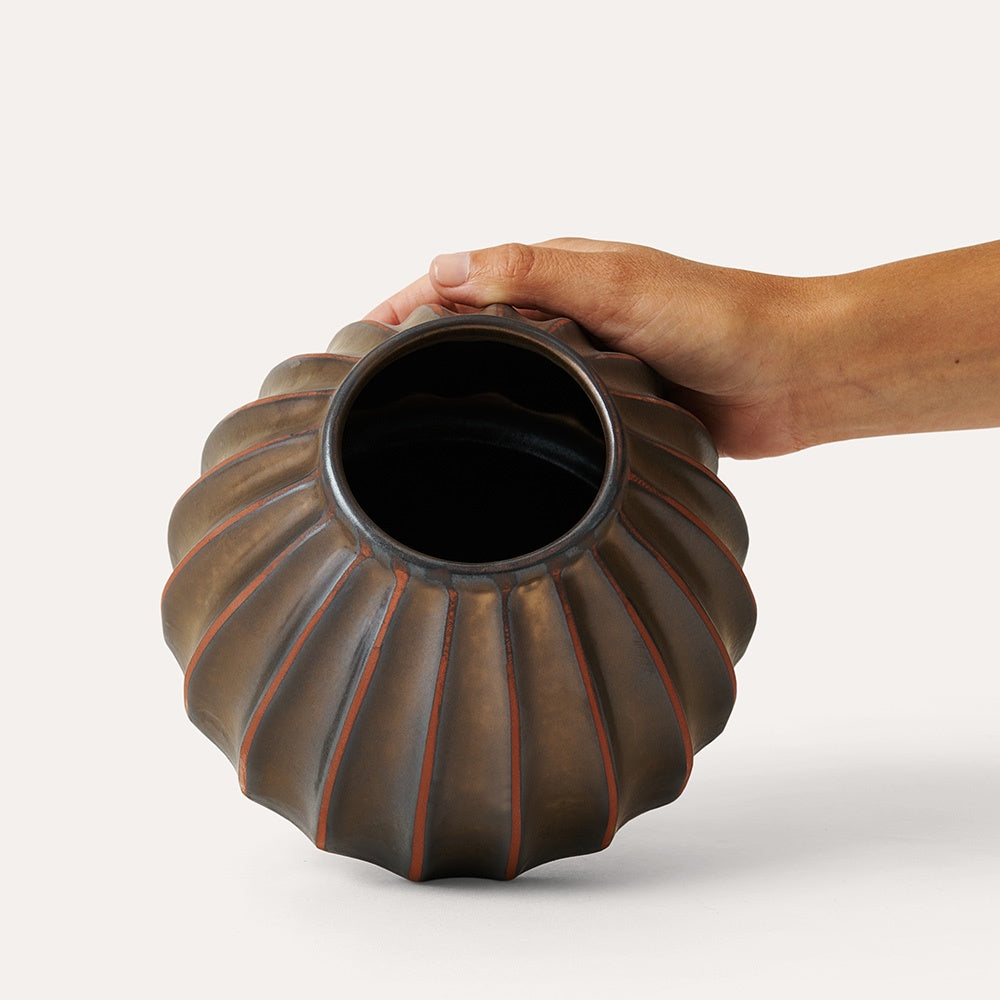 Bronze Salon round ribbed vase, glazed terracotta, detail