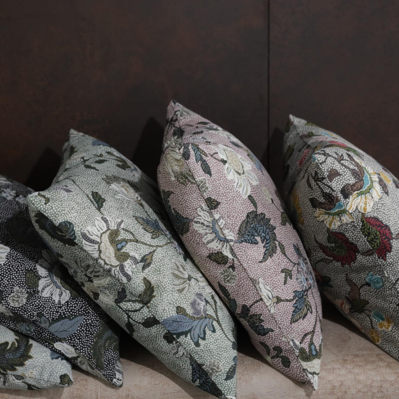 Ceannis Flower Linen cushion in dusty pink