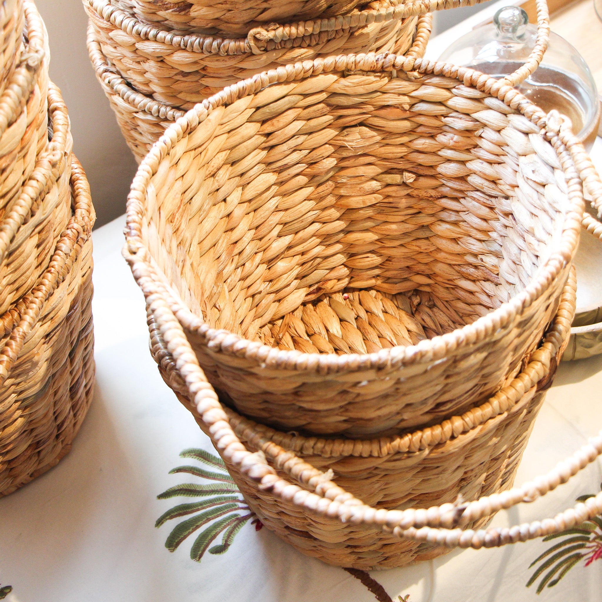 Handwoven seagrass storage basket, 26cm diameter, natural seagrass