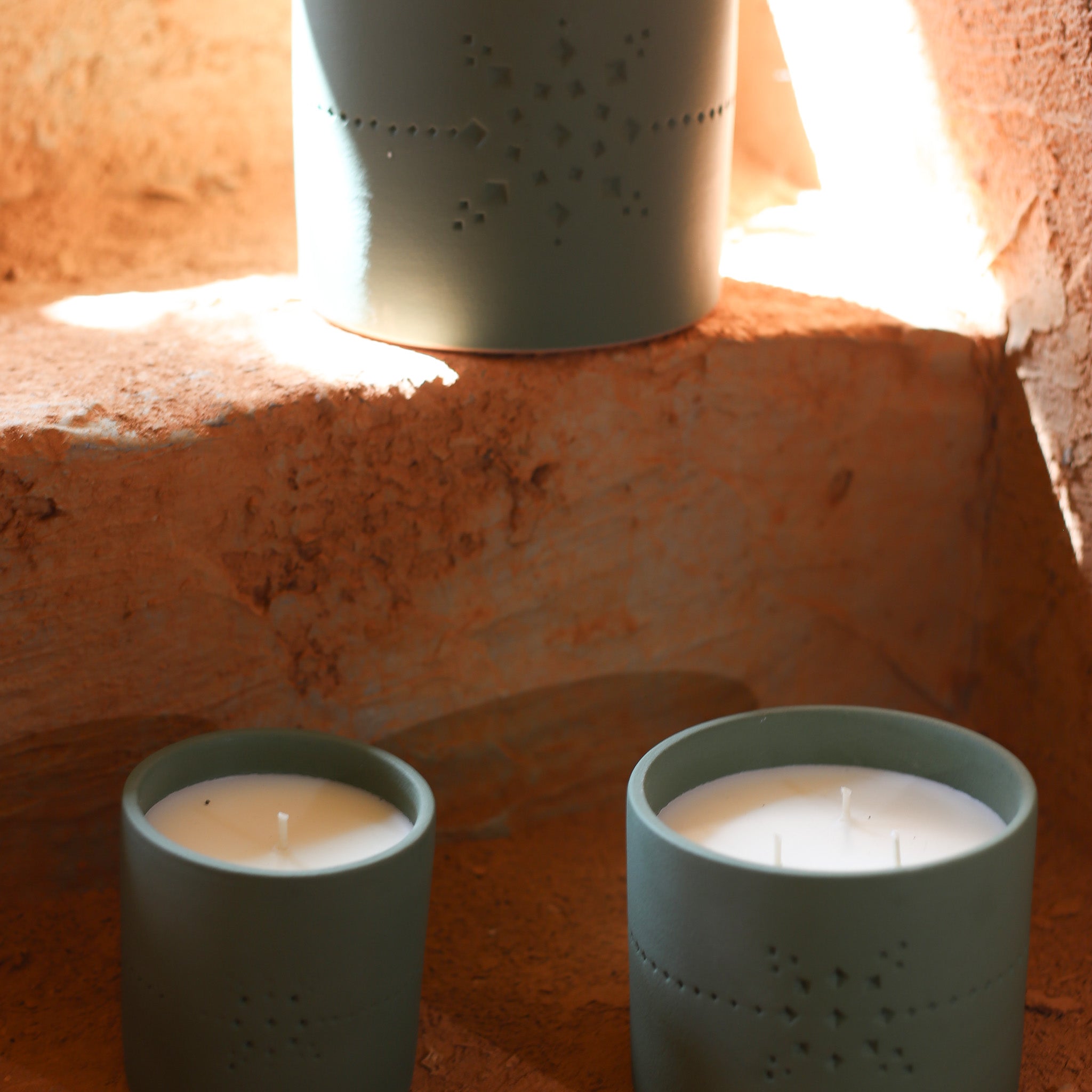 Izza Date scented candle in kaki ceramic pot, 60-hour burn, 8.5 cm diameter