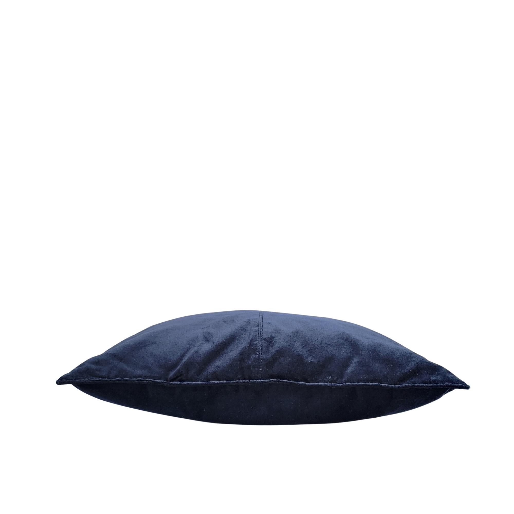 Blueberry velvet cushion cover, soft cotton, detail